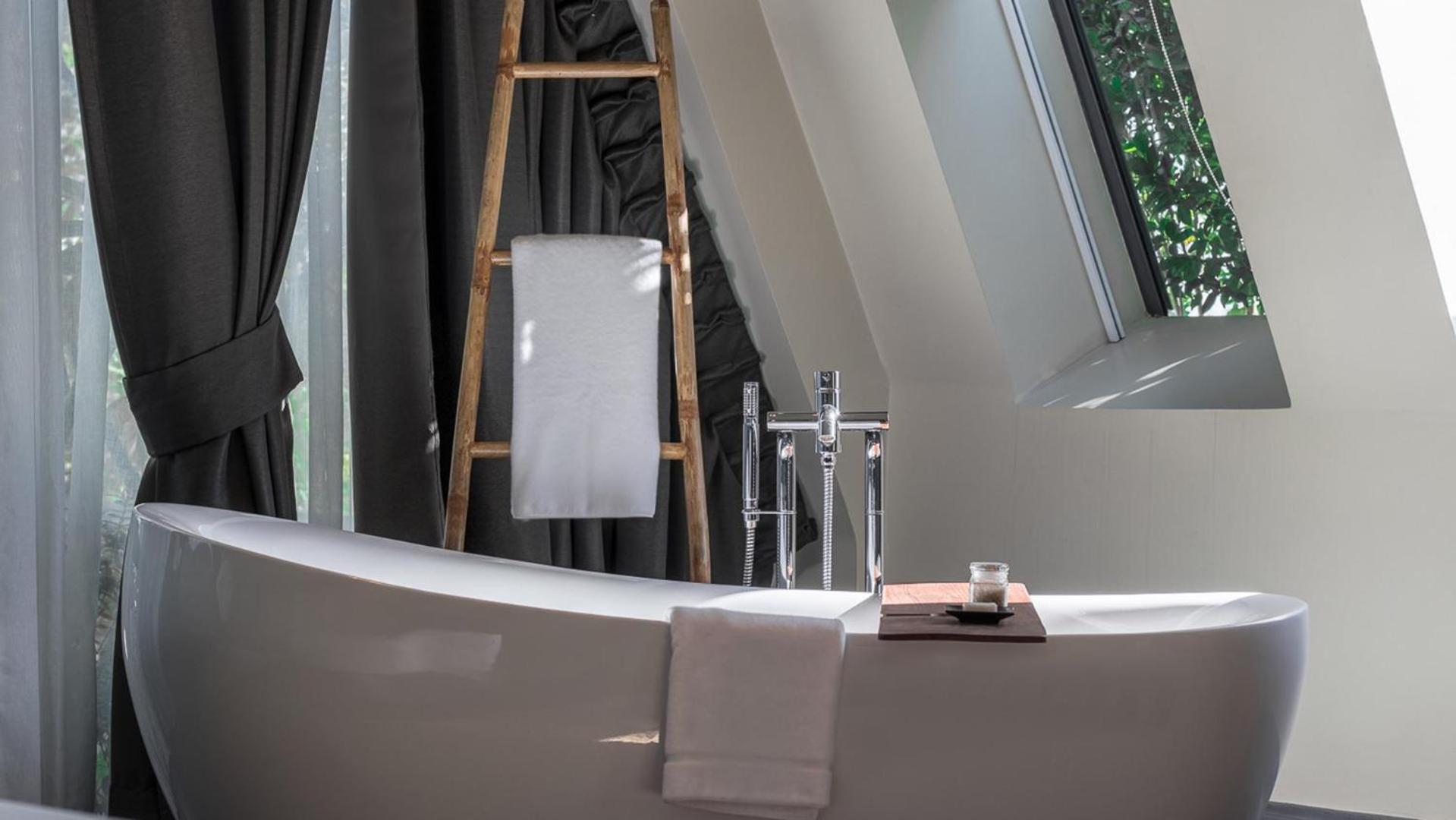 Junior Suite with Airport Pick-Up, Free Mini-bar, and More