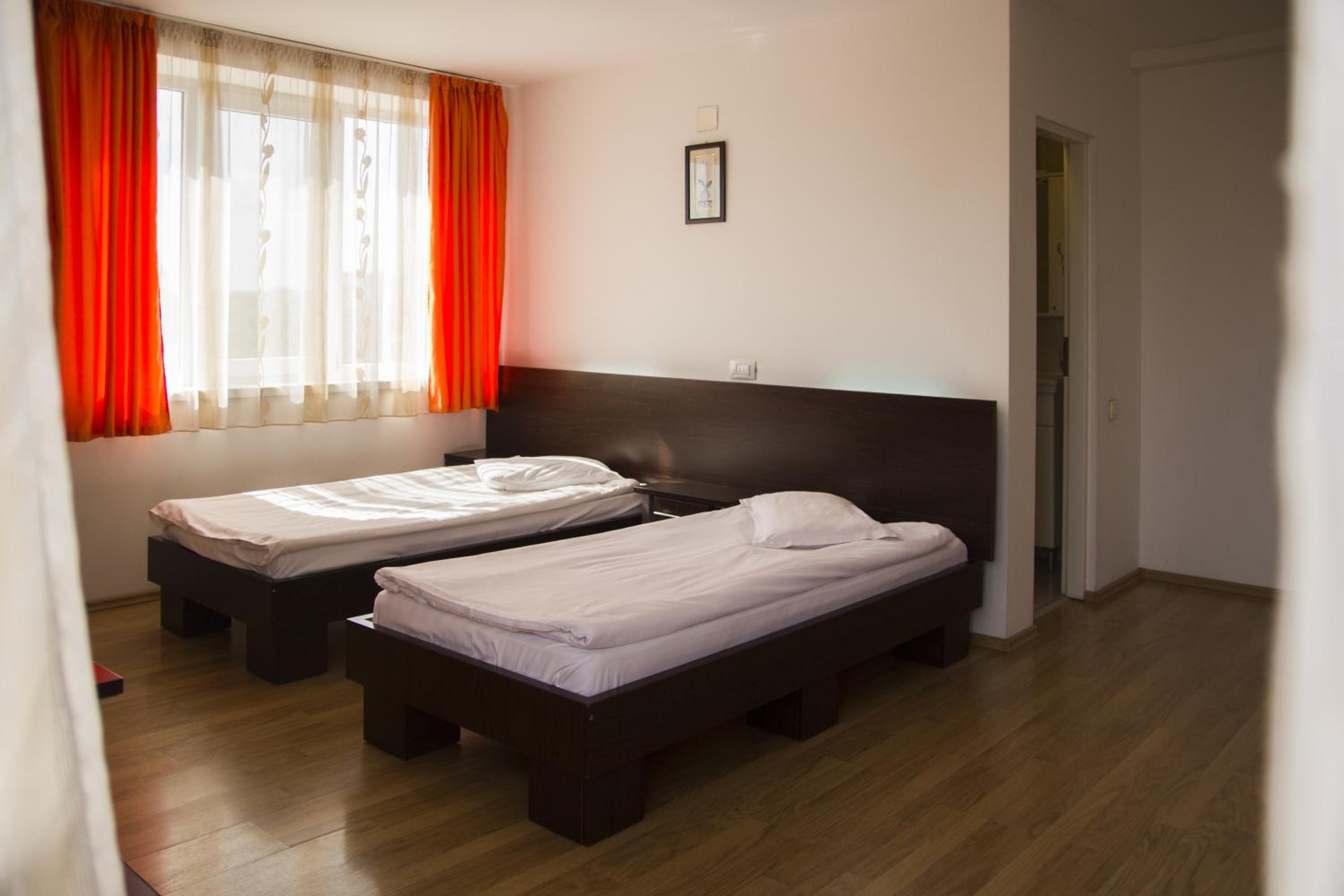 Twin Room - Photo 10