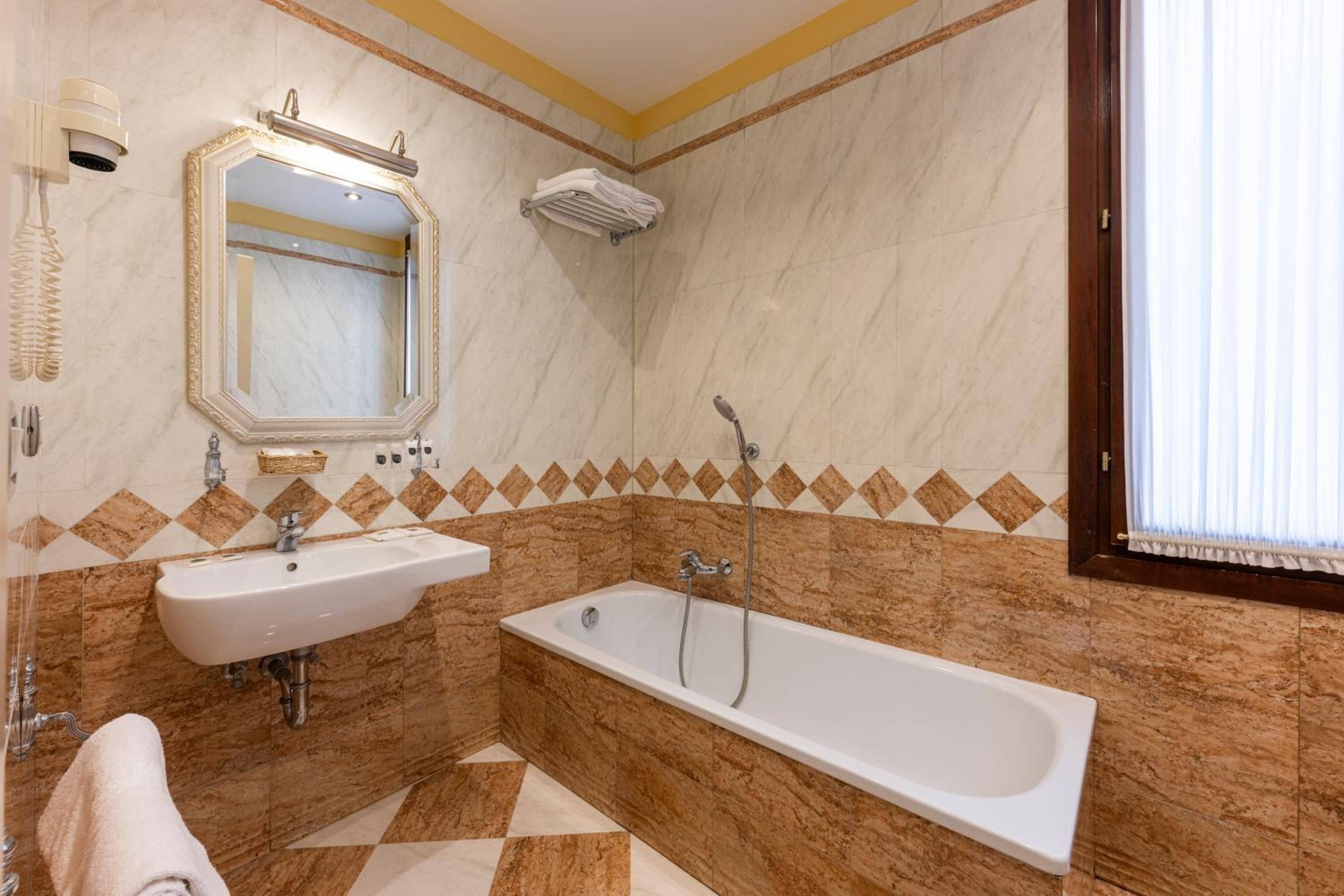Double or Twin Room with Canal View photo 3