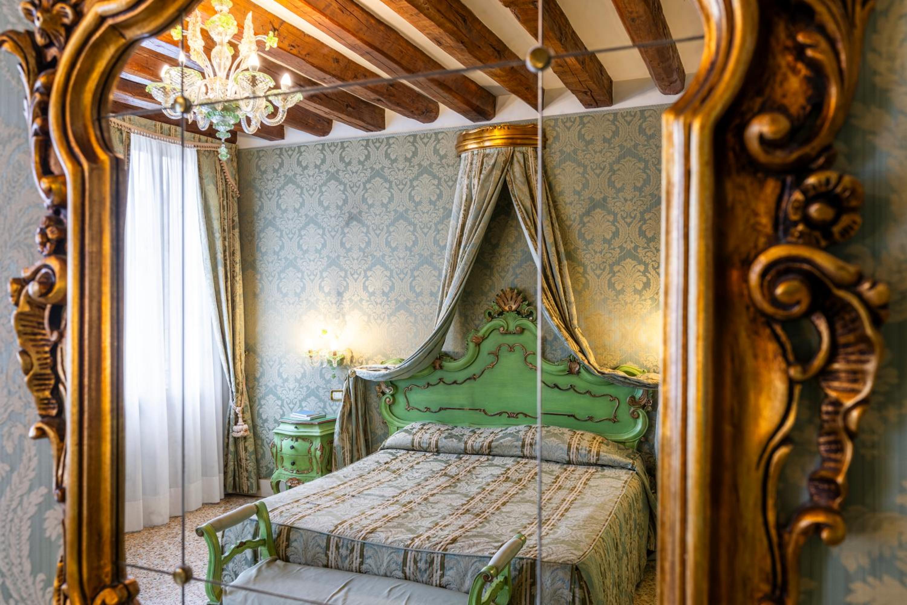 Double or Twin Room with Canal View photo 2