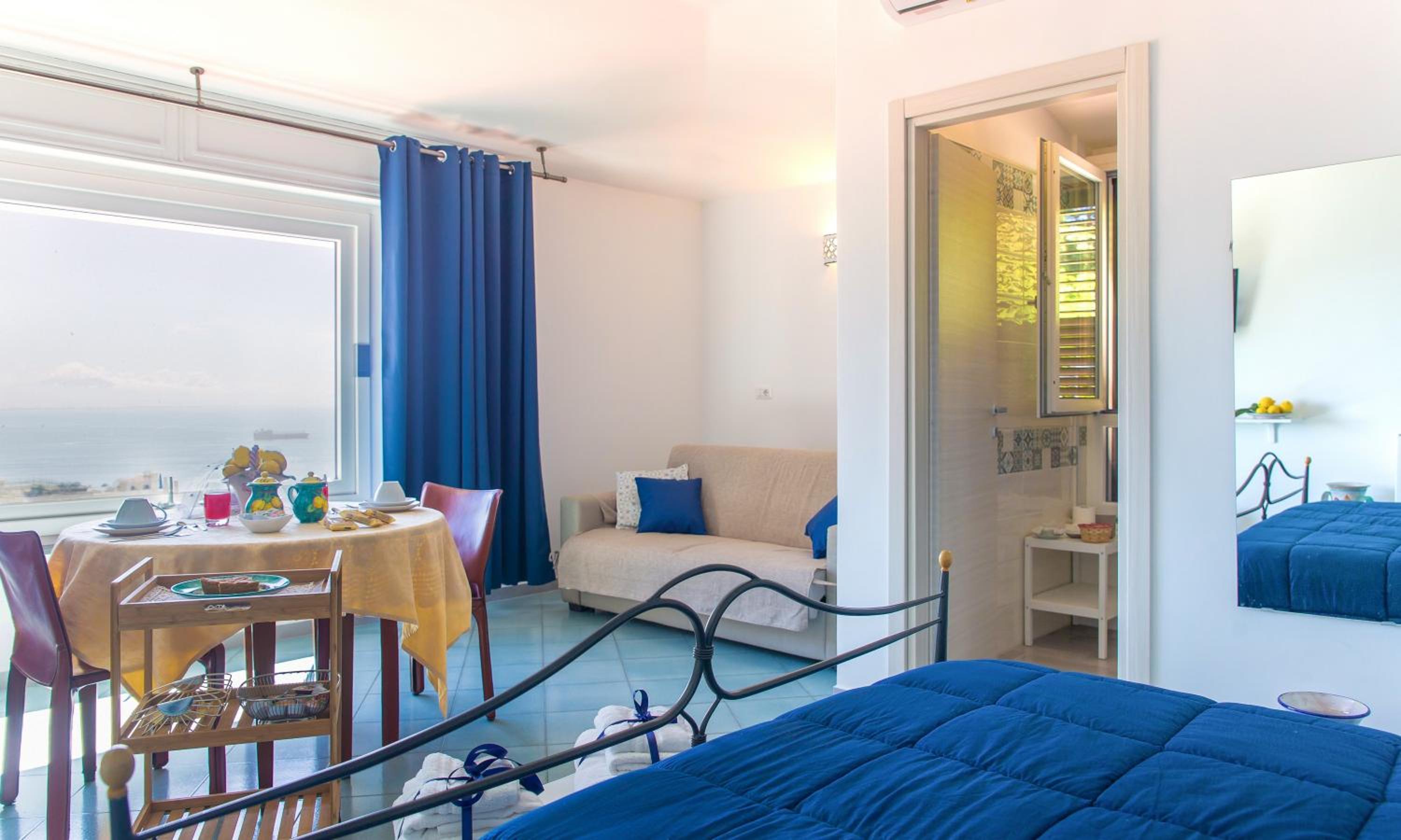 Deluxe Double Room with Sea View photo 2