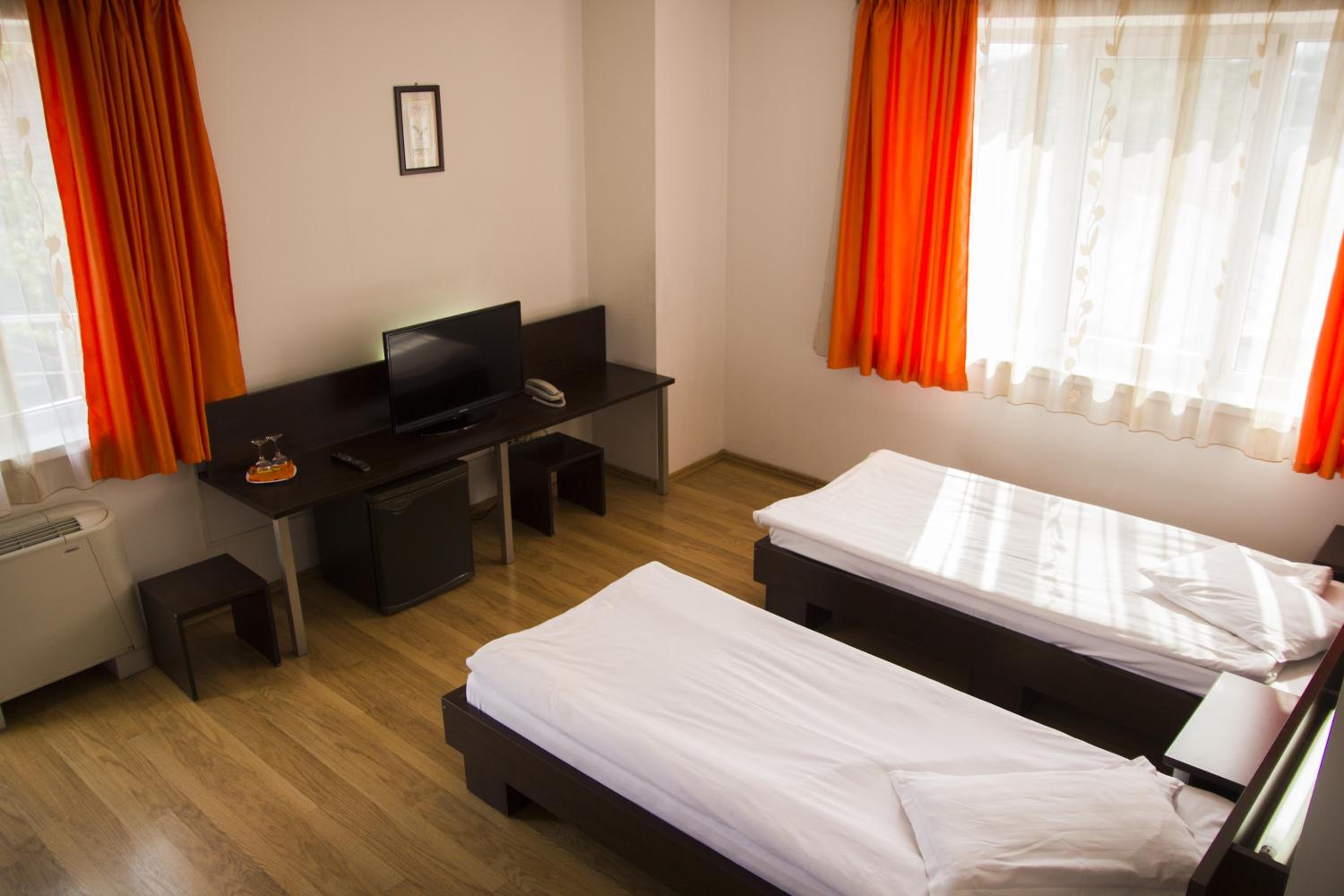 Twin Room - Photo 1