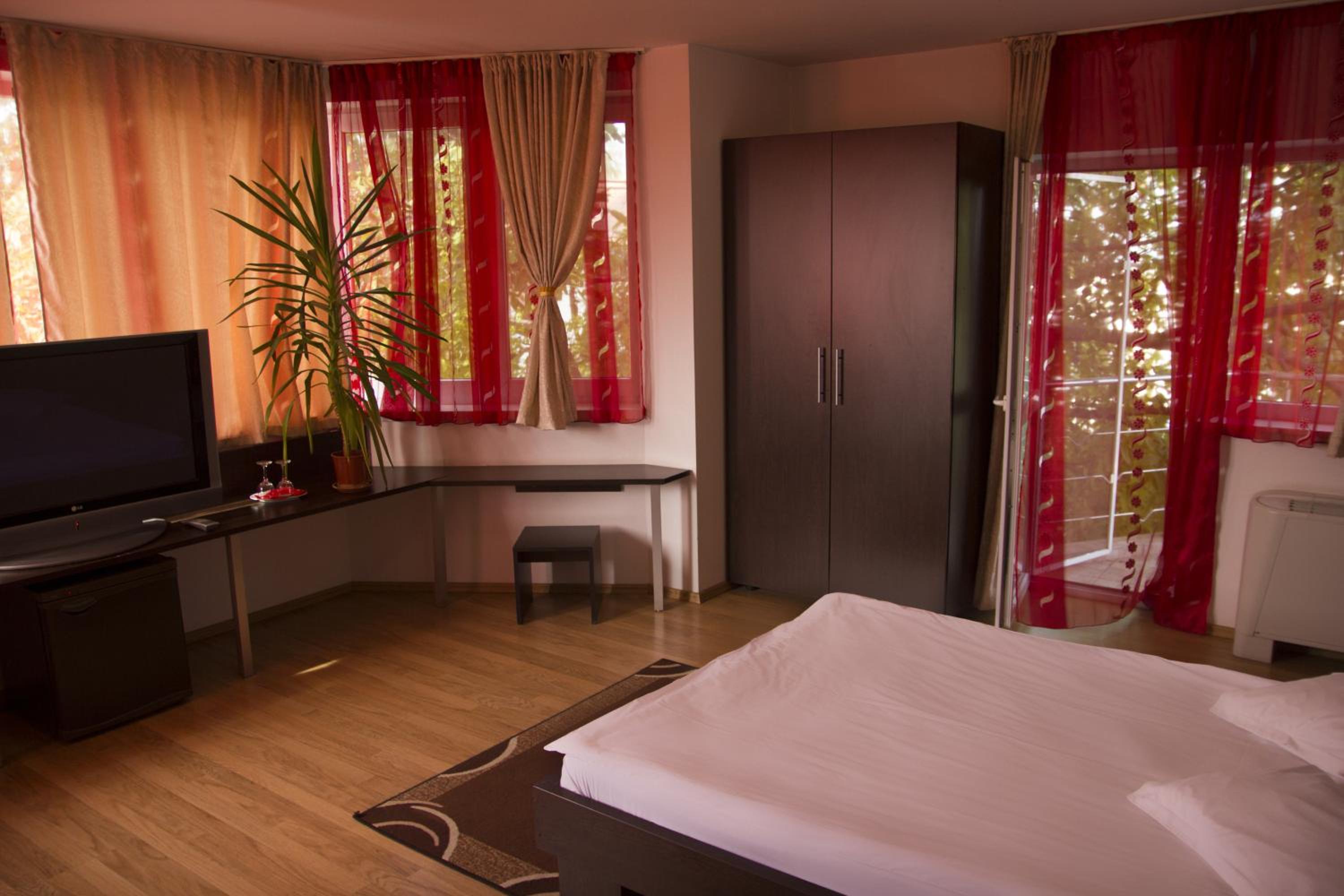 Double Room with Spa Bath - Photo 9