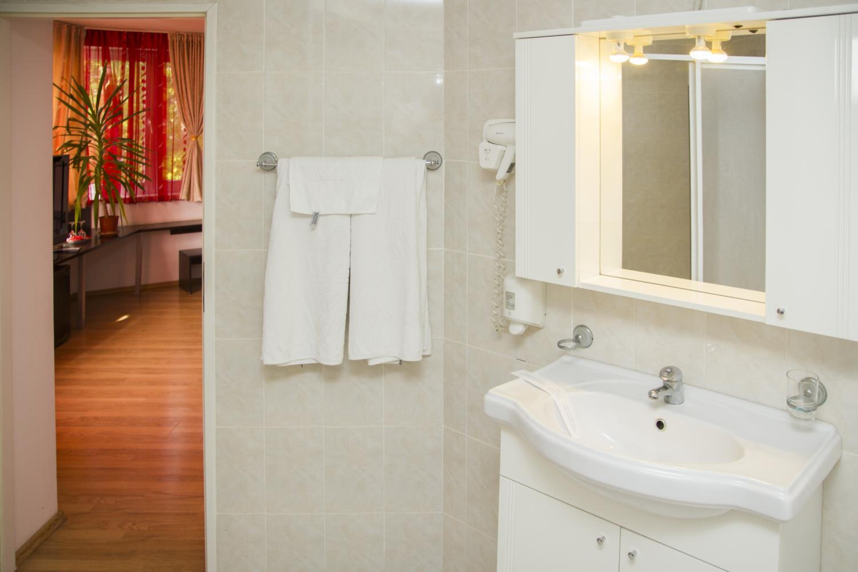 Double Room with Spa Bath - Photo 8