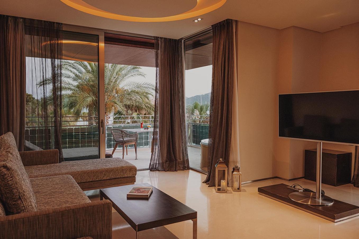 Gran Suite en la Esquina con Gran Terraza, Vista al Mar, Bañera Exterior y acceso al SPA (2+2)