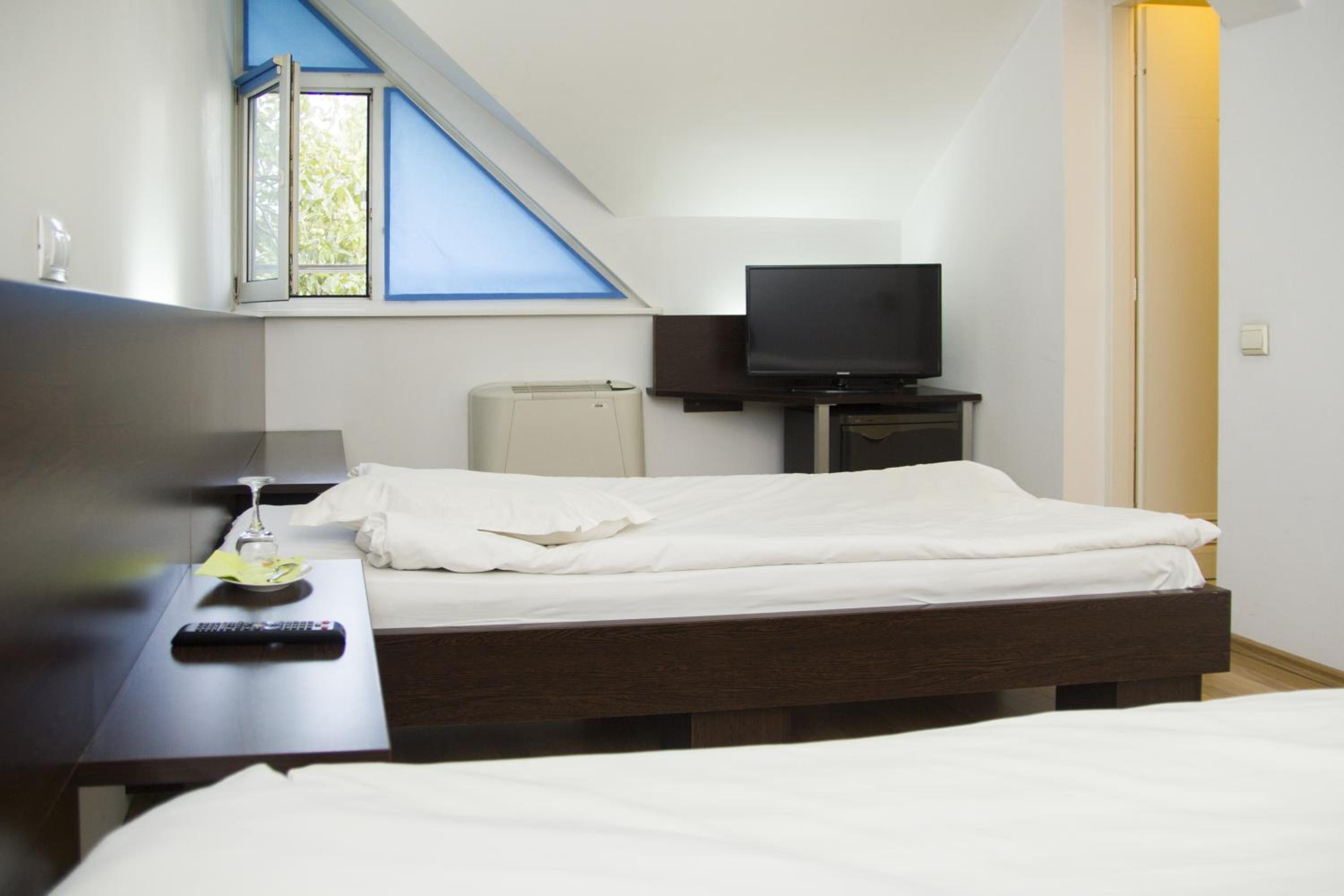 Twin Room - Photo 3