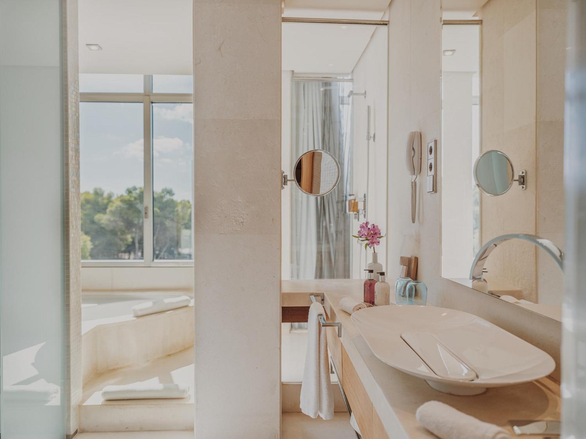 Corner Suite with Large Terrace & SPA access  - Photo 4