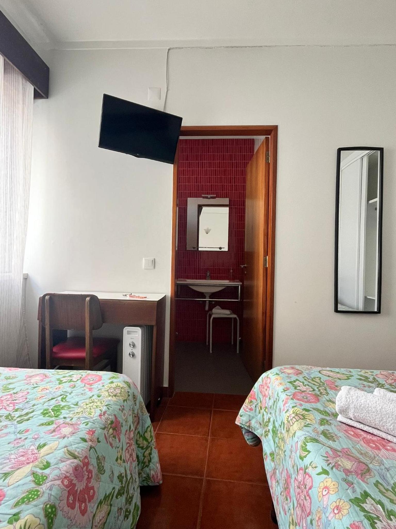 Double Room with Private Bathroom - Photo 11