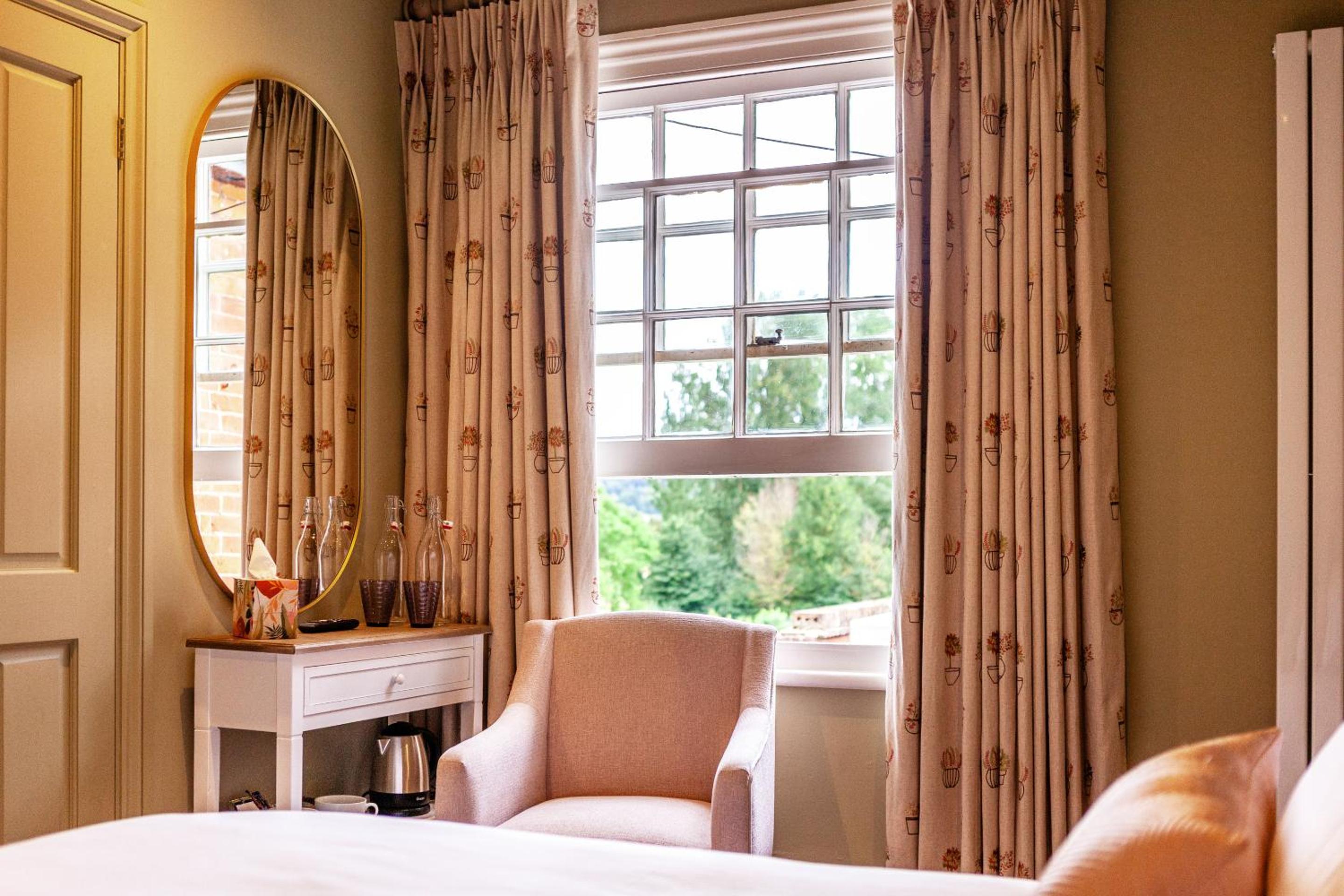 Deluxe King Room - Photo 3