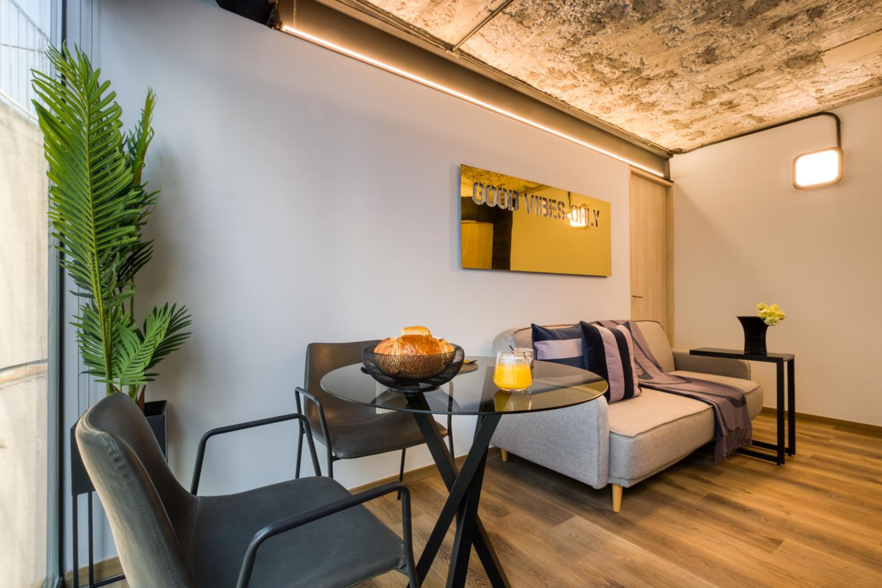 Urban One-Bedroom Apartment - Photo 8