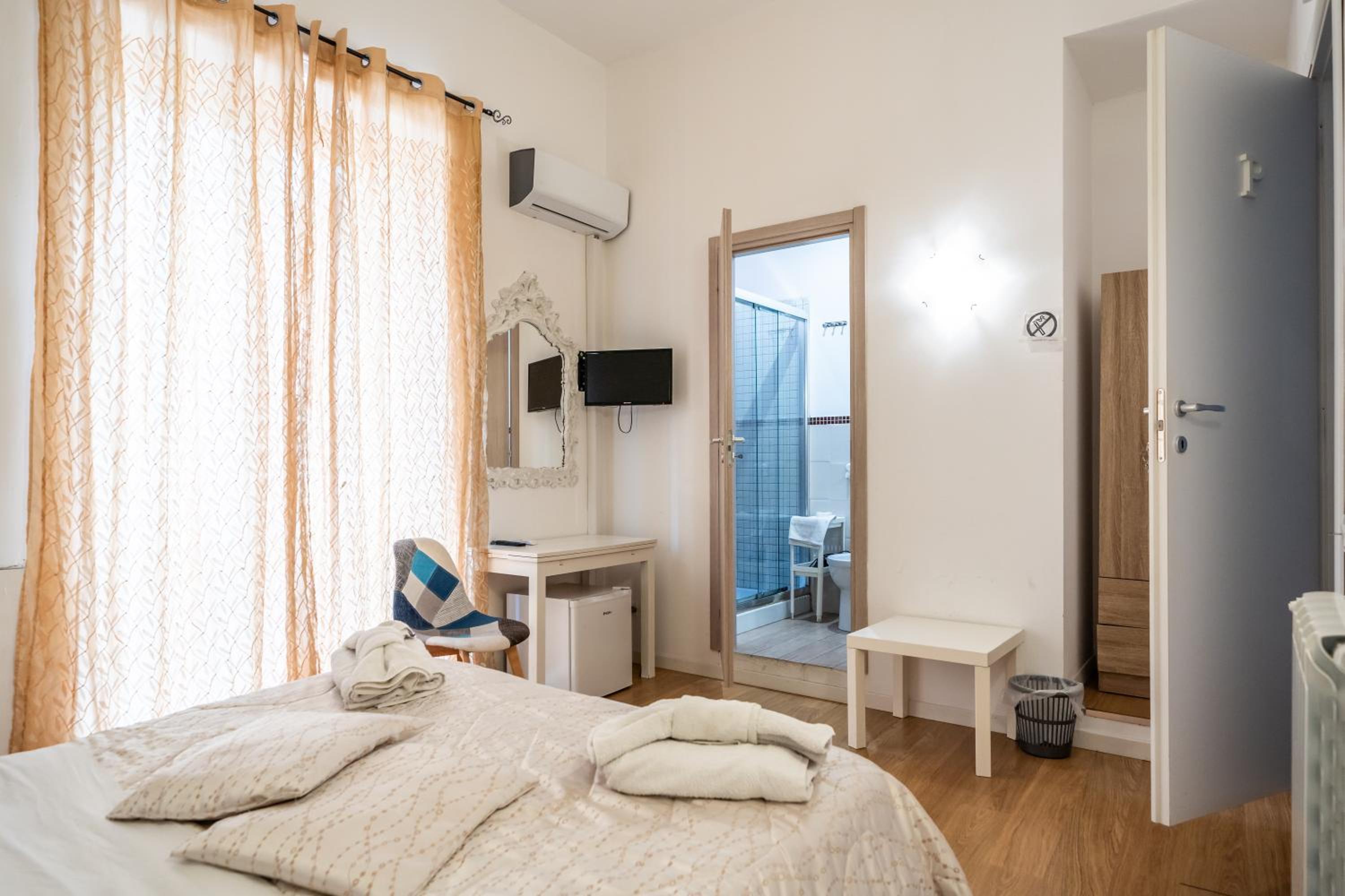 Double Room - Photo 9