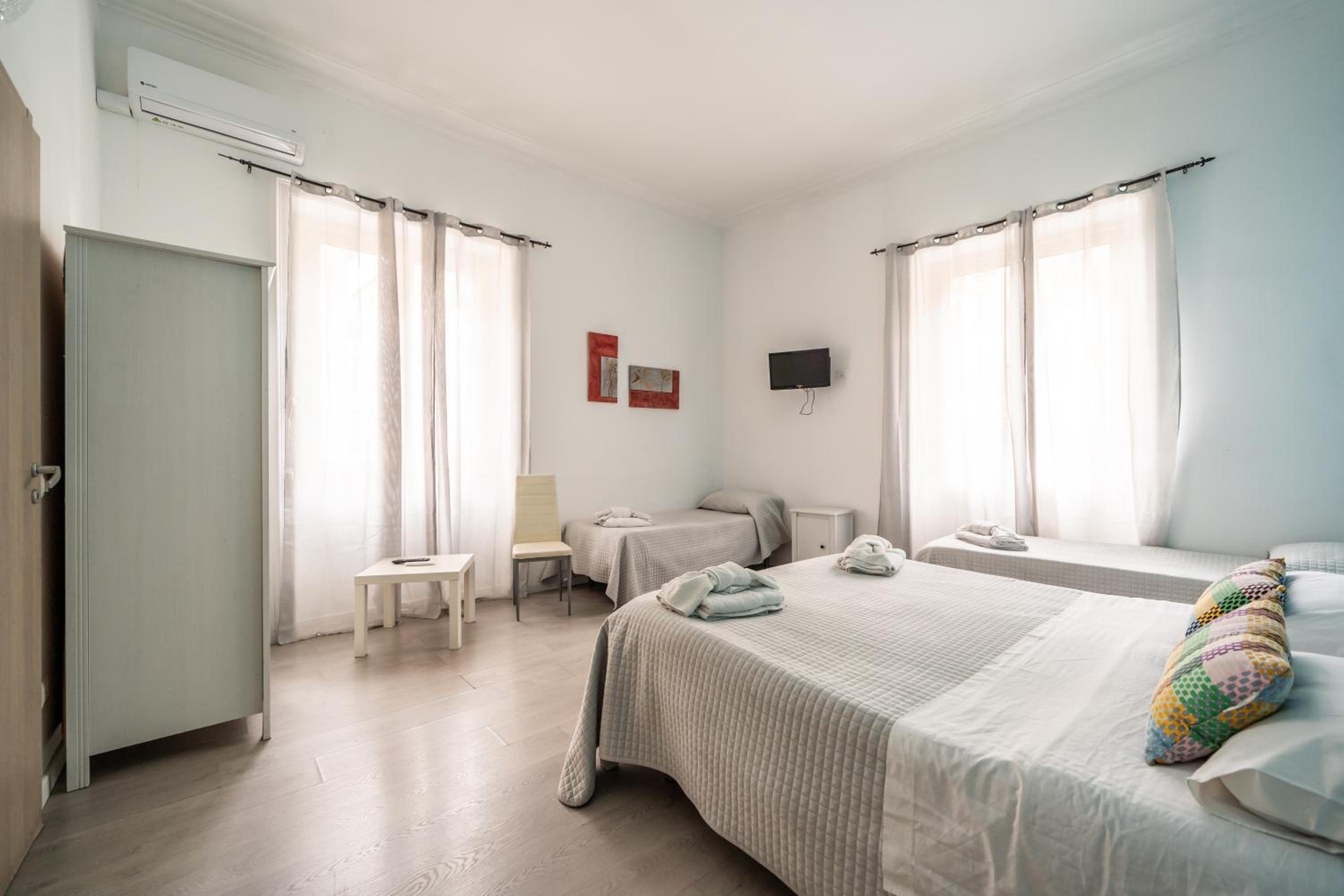 Quadruple Room - Photo 9