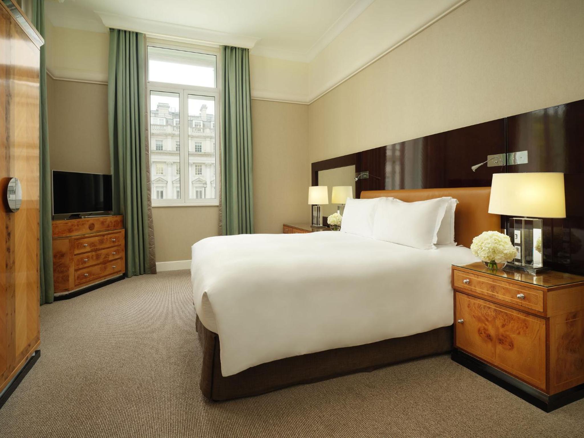 Prestige King Suite with Separate Living Room and Waterloo Place or Pall Mall View photo 3