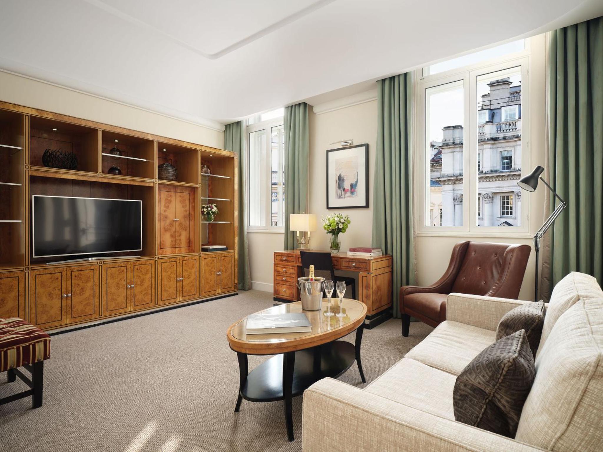 Prestige King Suite with Separate Living Room and Waterloo Place or Pall Mall View photo 1