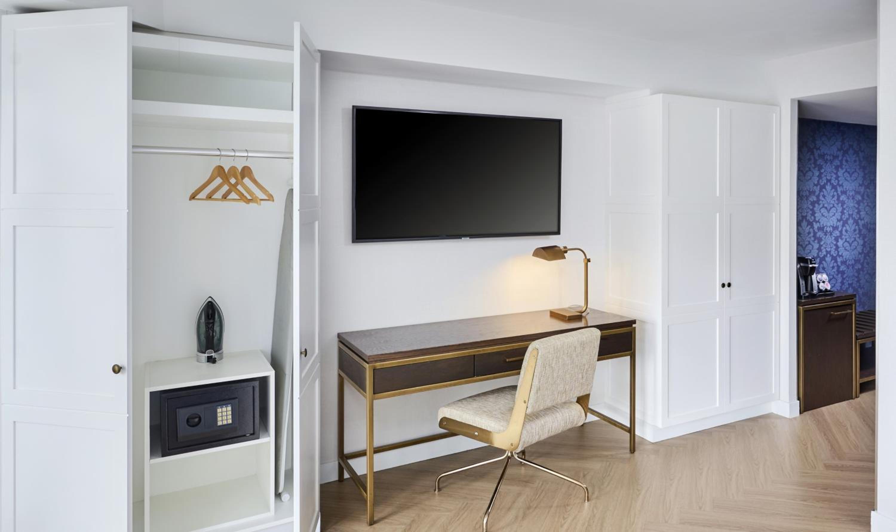 Deluxe City King Room - Photo 4