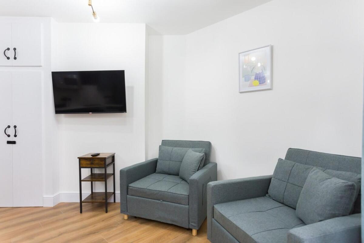 One-Bedroom Apartment photo 2