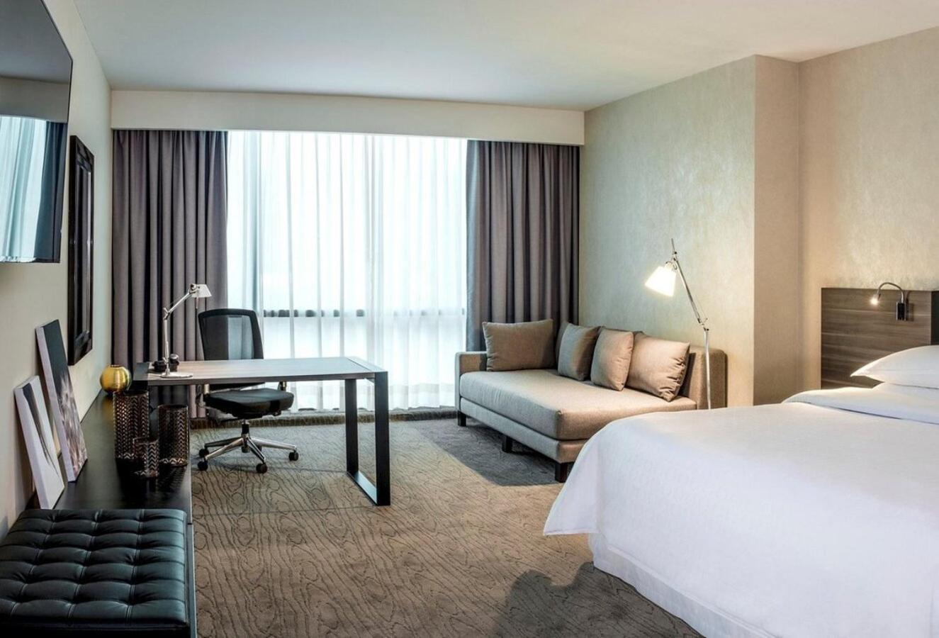 Deluxe King Room - Non-Smoking - Photo 5