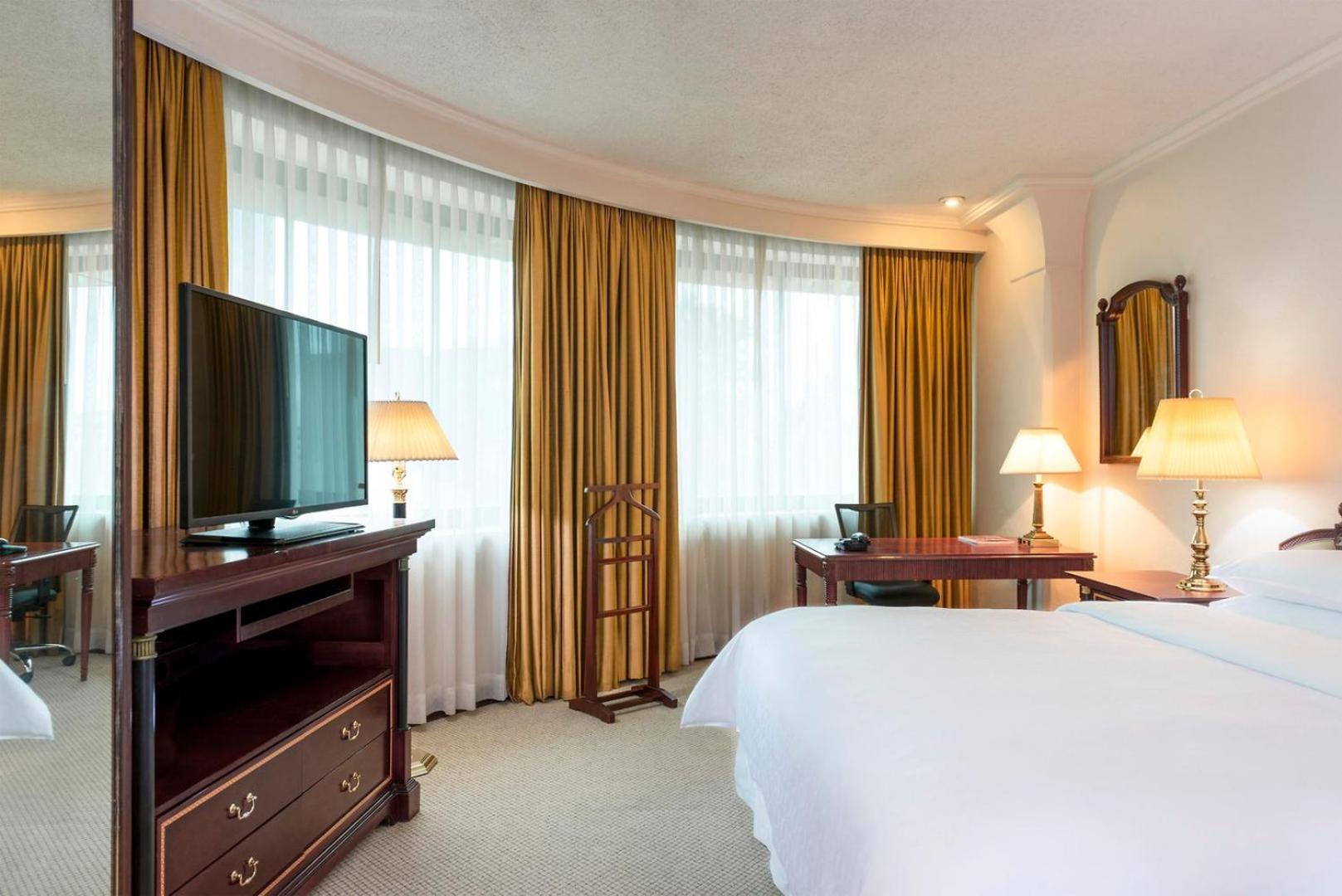 Standard King Room, Non-Smoking - Photo 3