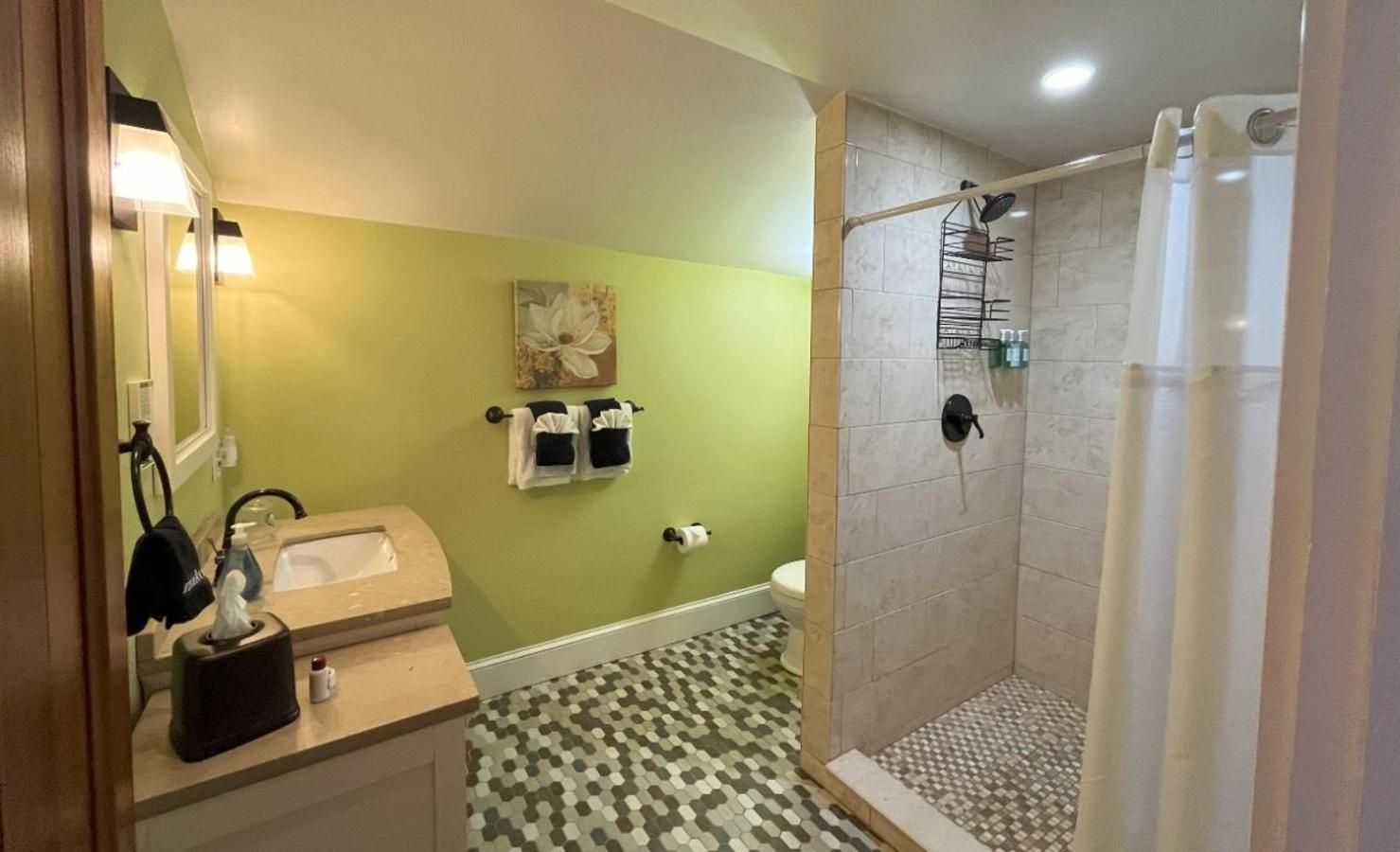 Queen Suite - Photo 2