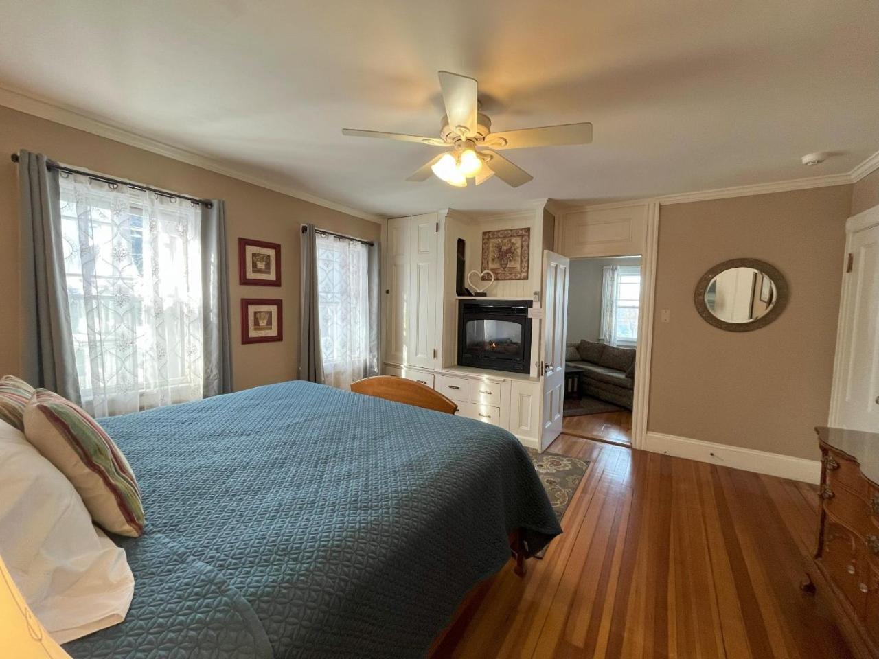 King Suite with Balcony - Photo 2