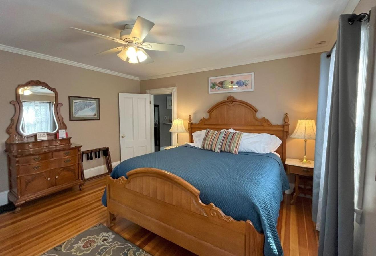 King Suite with Balcony - Photo 5