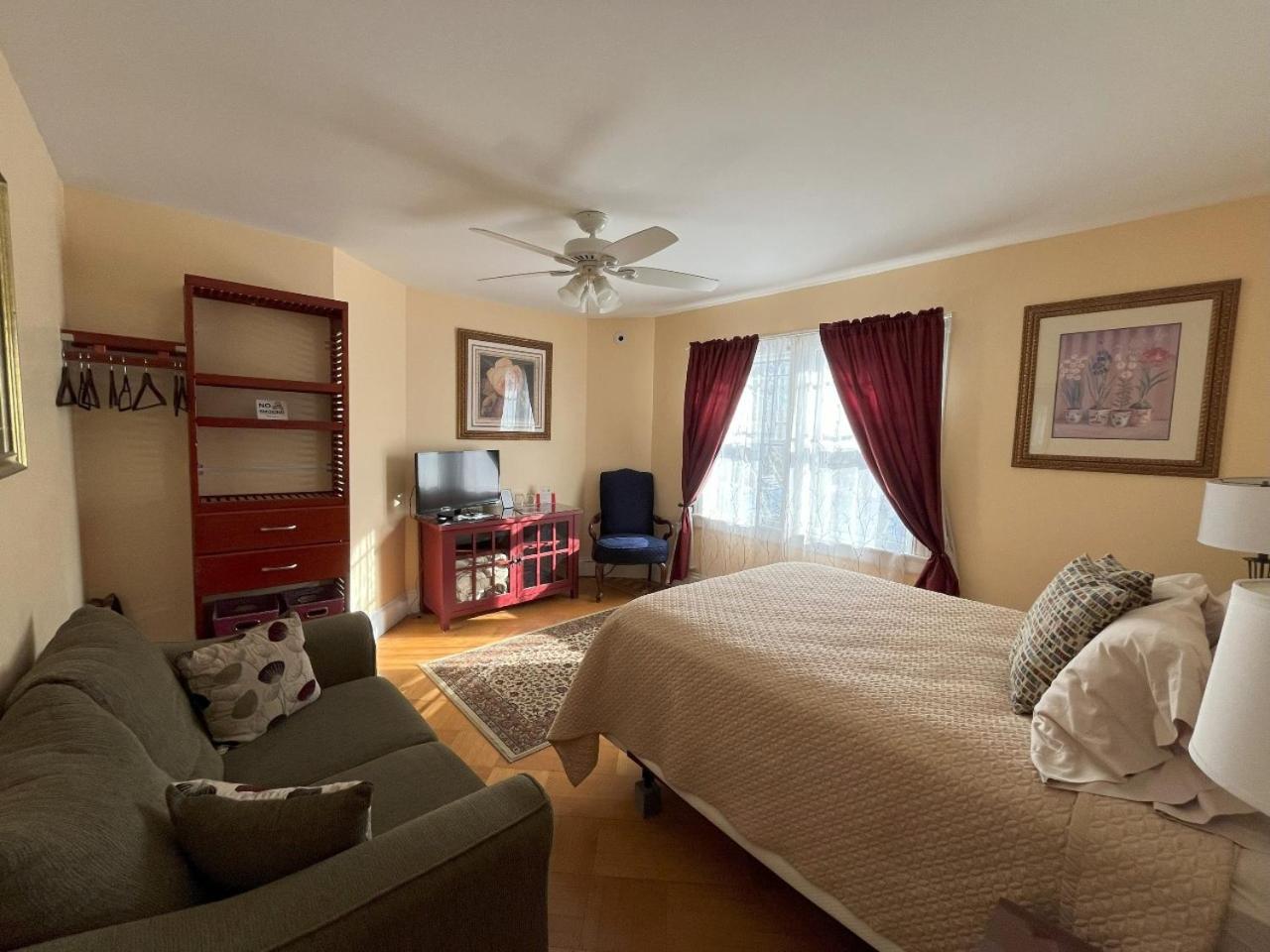 Queen Room photo 2