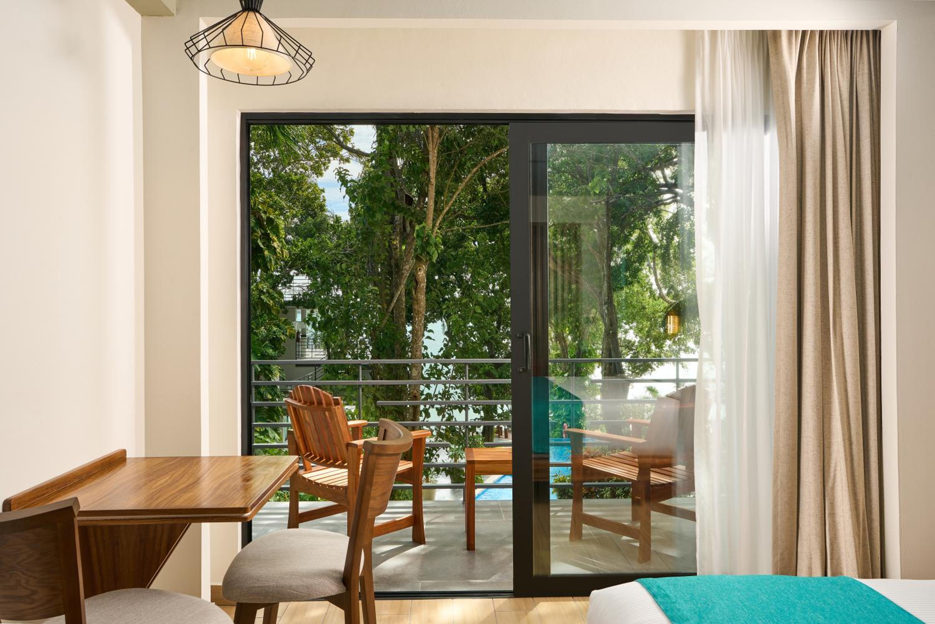 Deluxe King Room - Photo 2