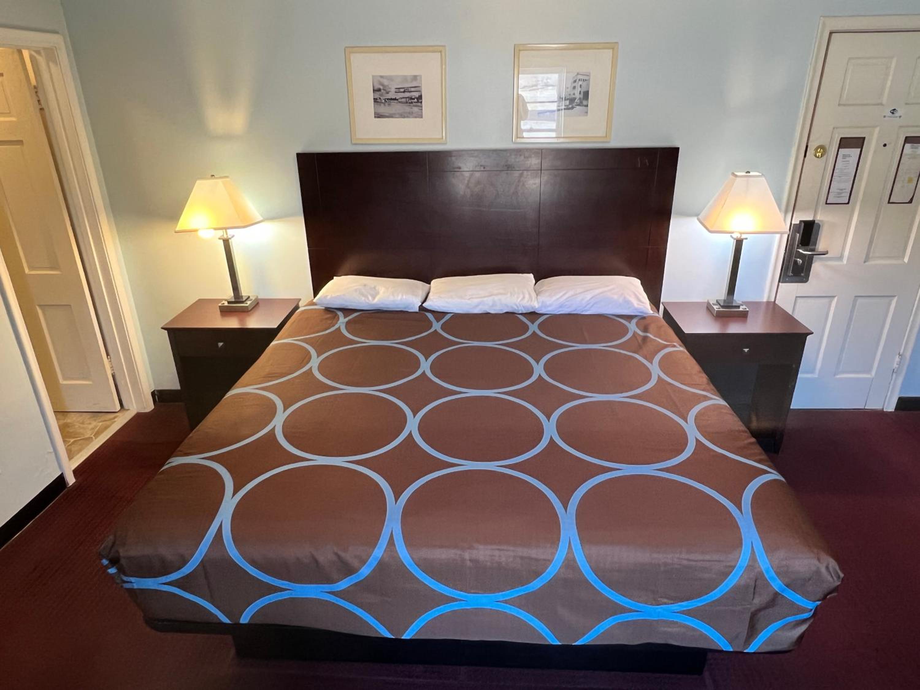 Deluxe King Suite photo 1