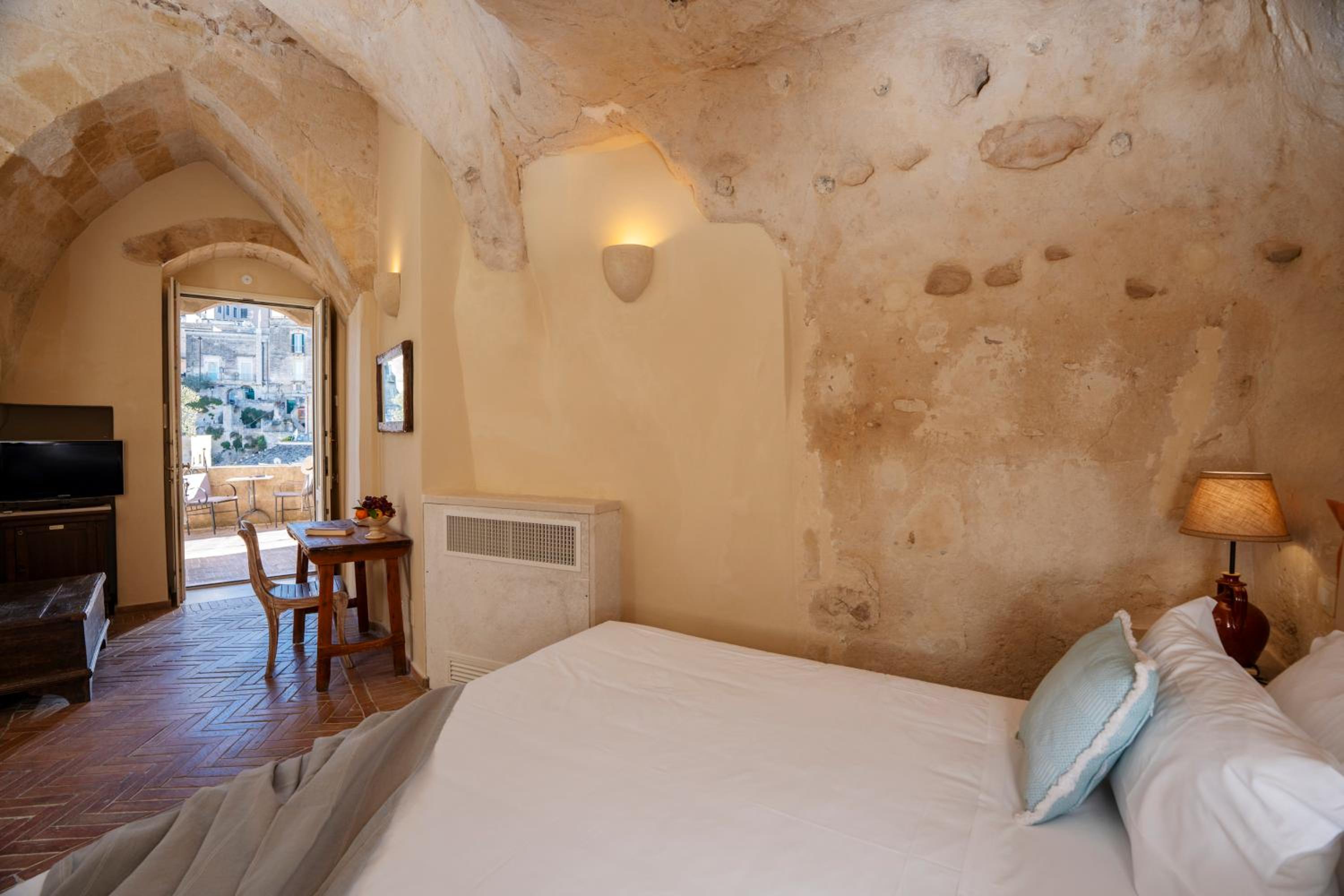 Superior Double or Twin Room with City View - Photo 10