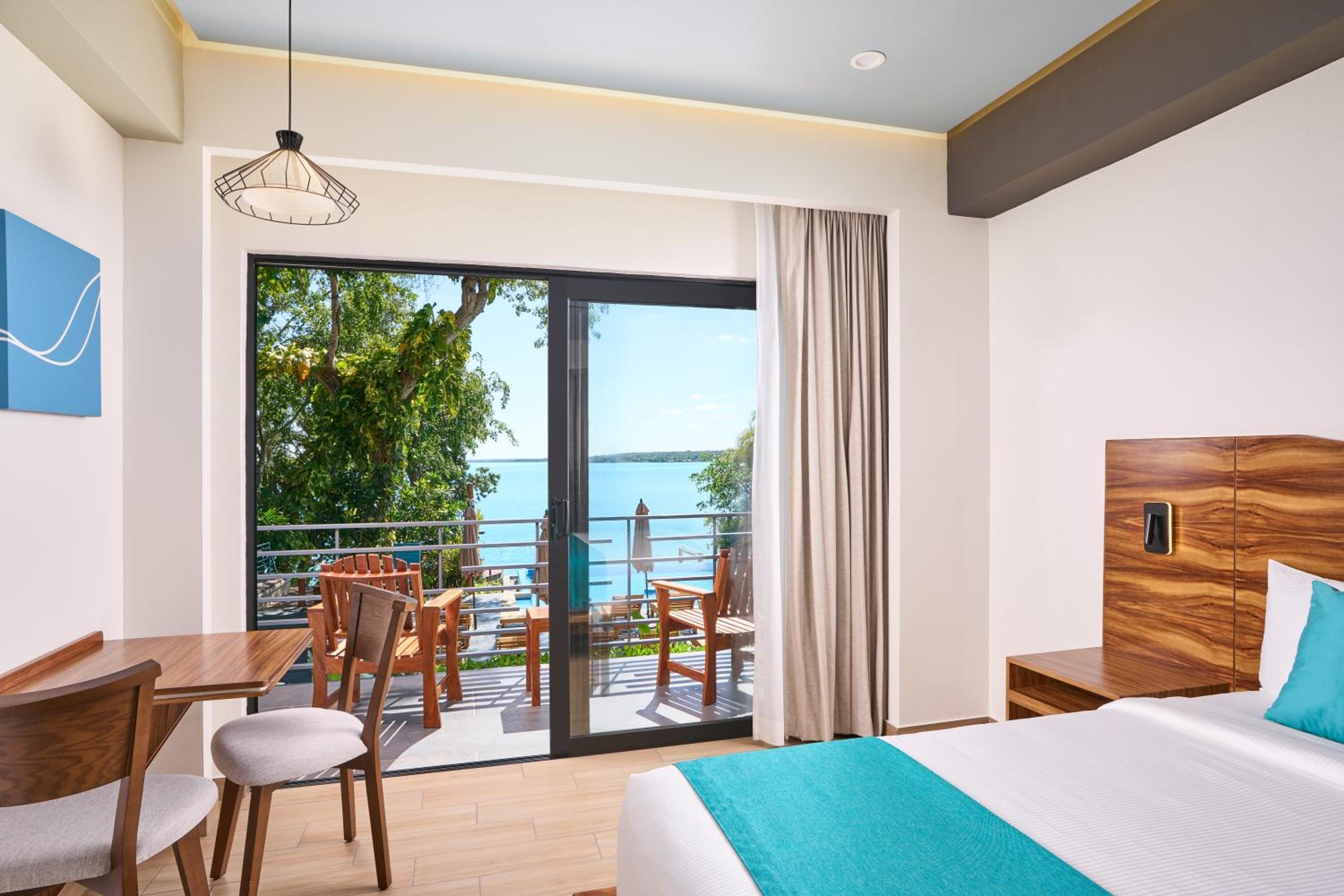 King Room with Lake View - Photo 5