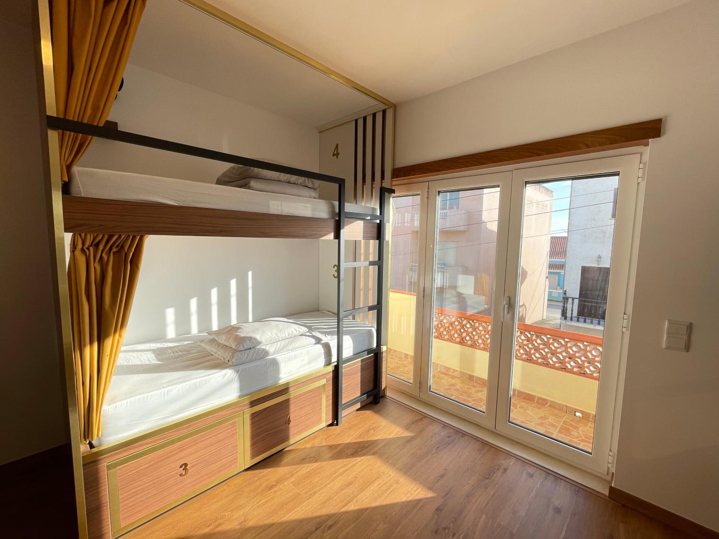 Bed in 6-Bed Mixed Dormitory Room photo 2