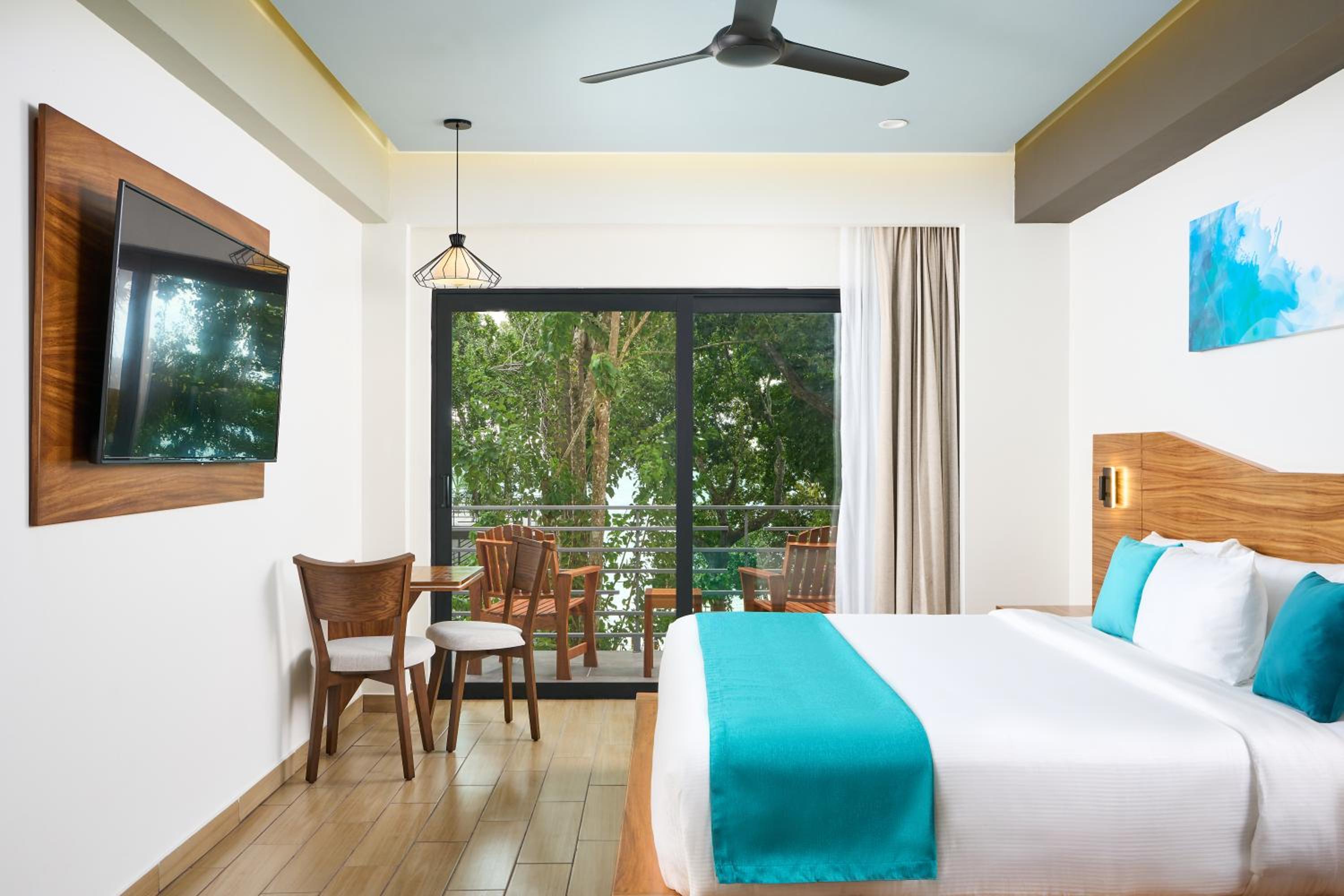 Deluxe King Room - Photo 3