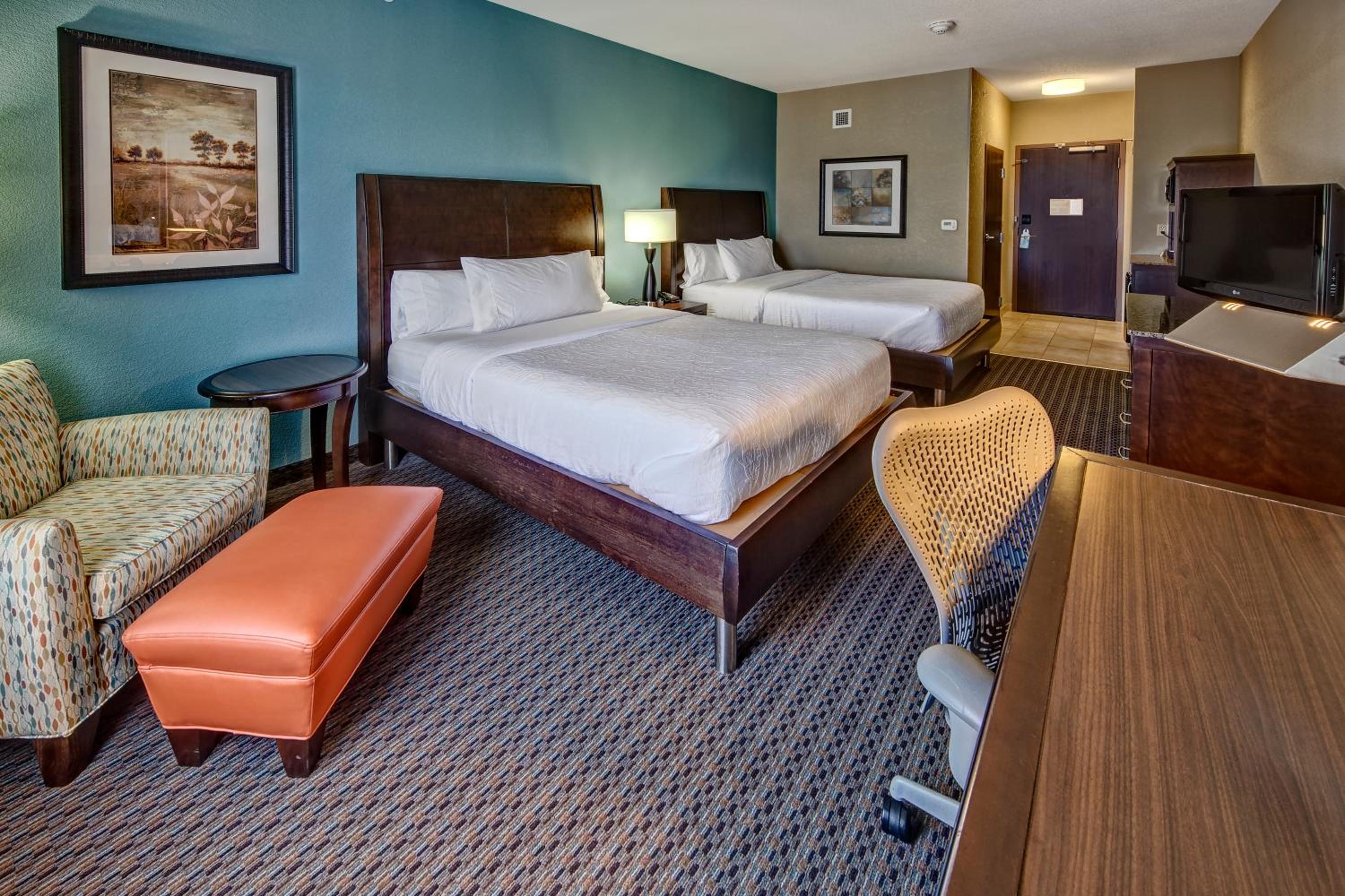 Queen Room with Two Queen Beds - Photo 2