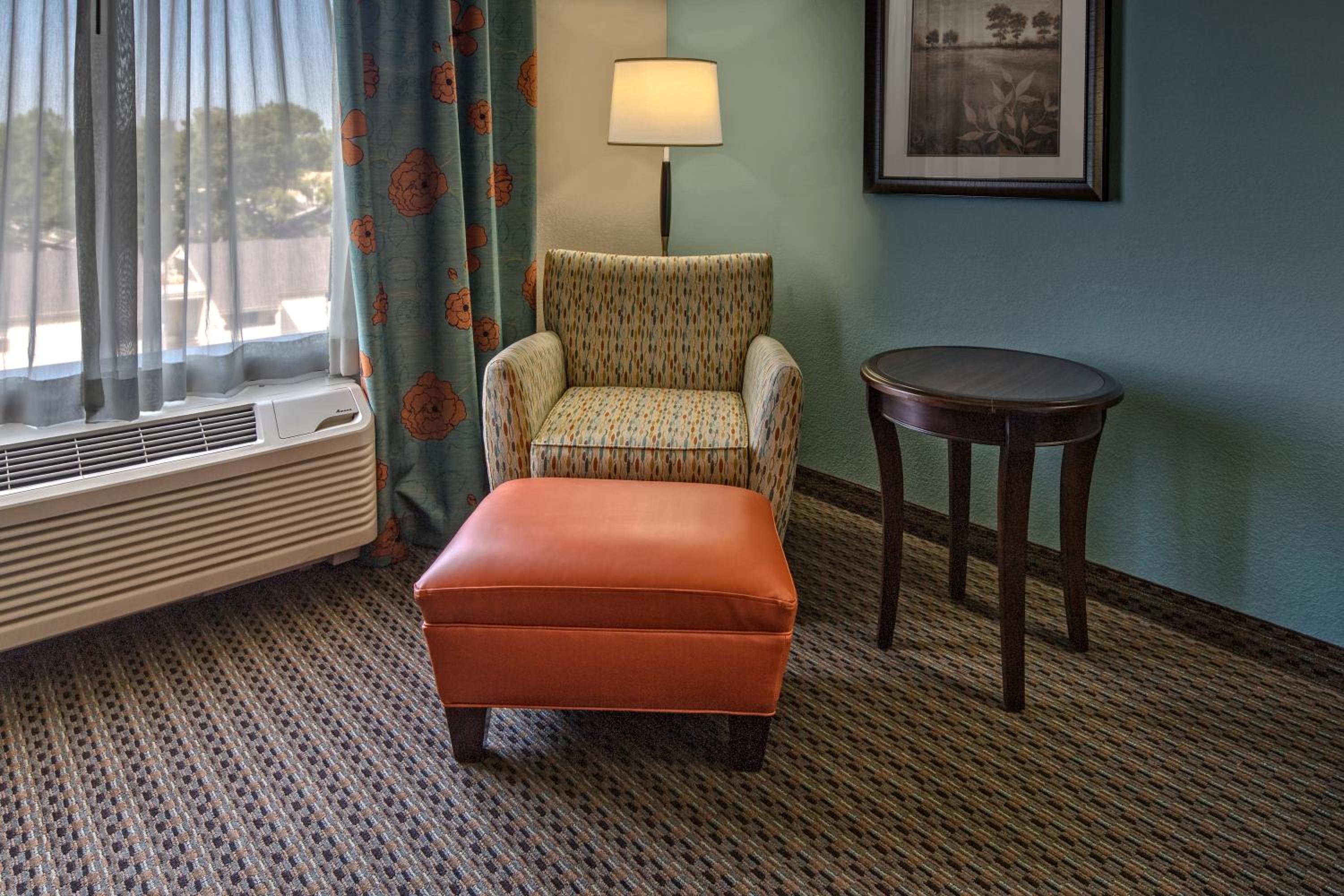 Queen Room with Two Queen Beds - Photo 10