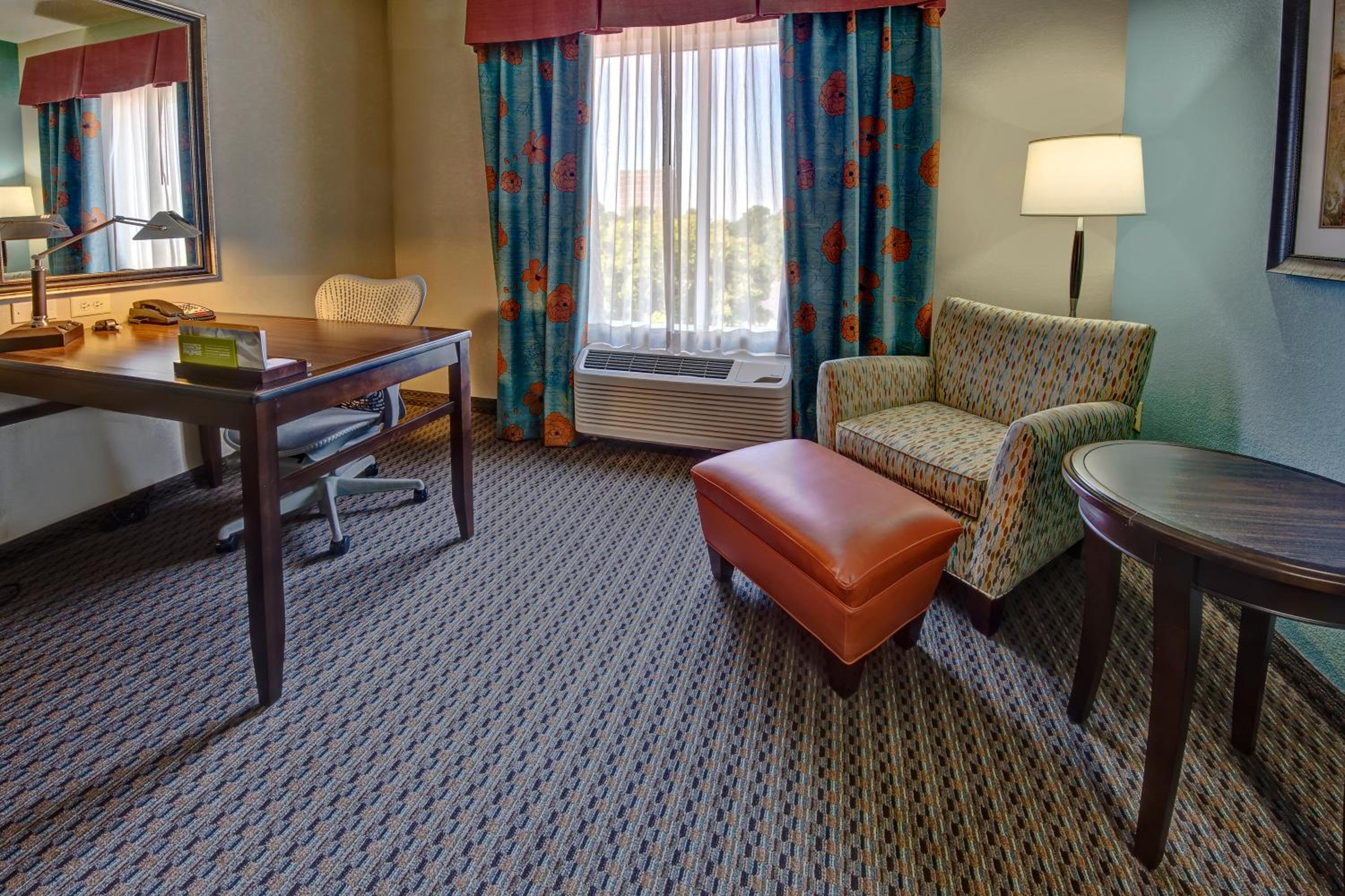 Queen Room with Two Queen Beds - Photo 5