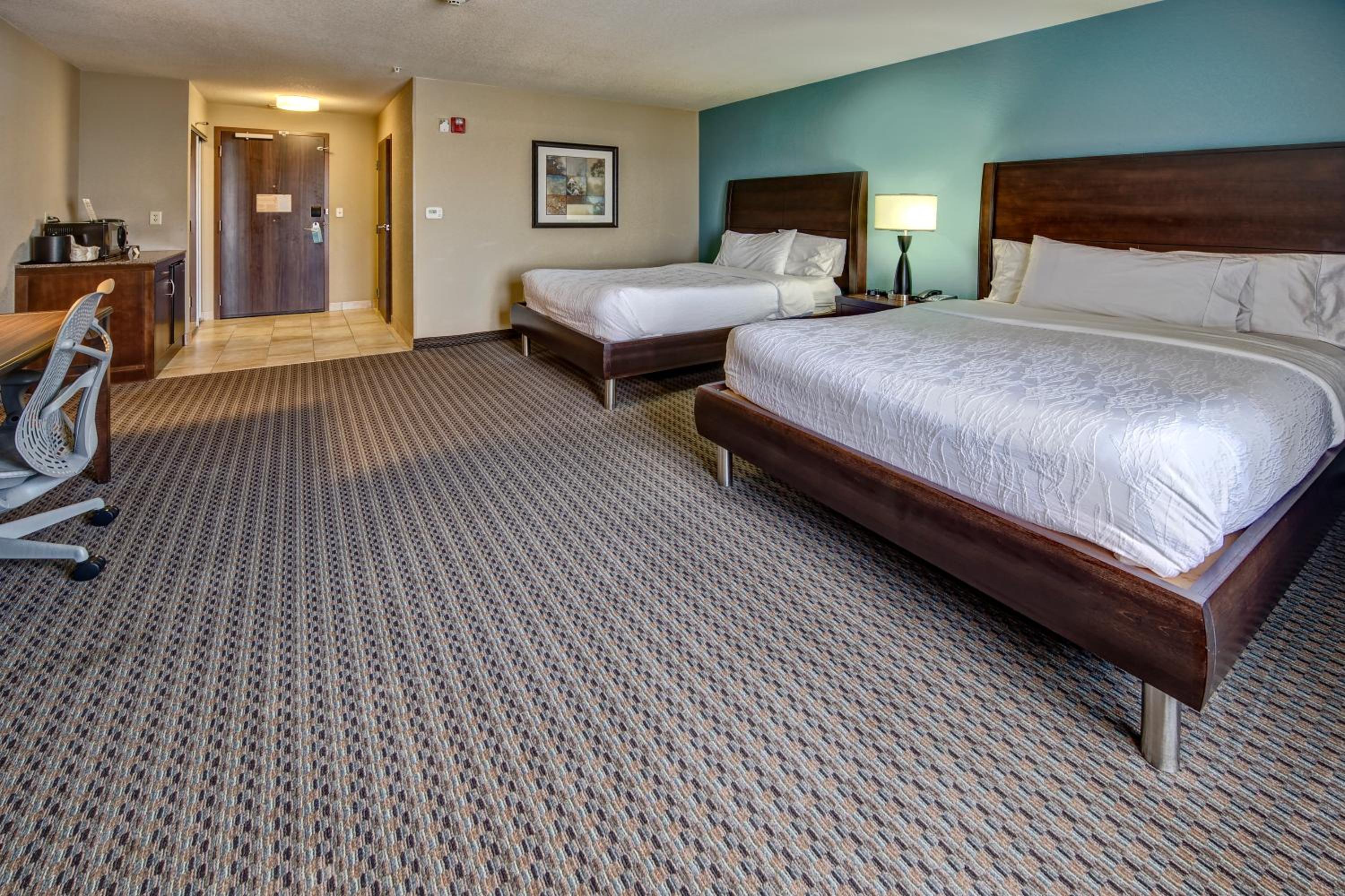 Queen Room with Two Queen Beds - Photo 11