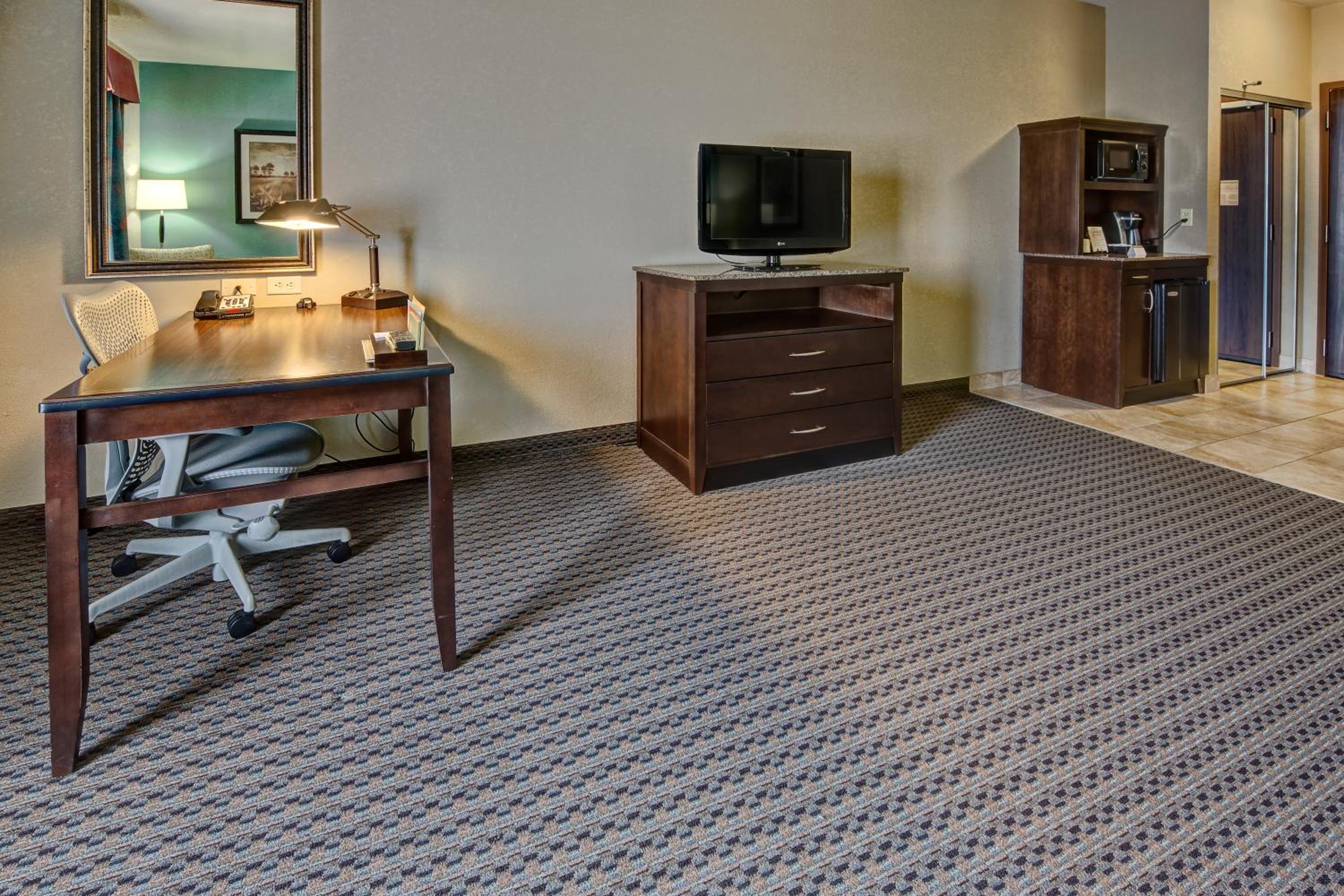 Queen Room with Two Queen Beds - Photo 6