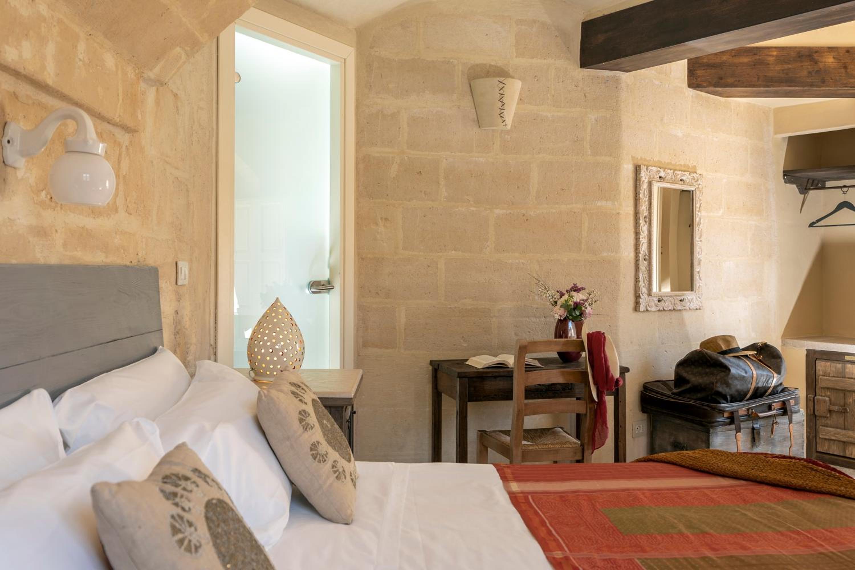 Standard Double or Twin Room with City View - Photo 18