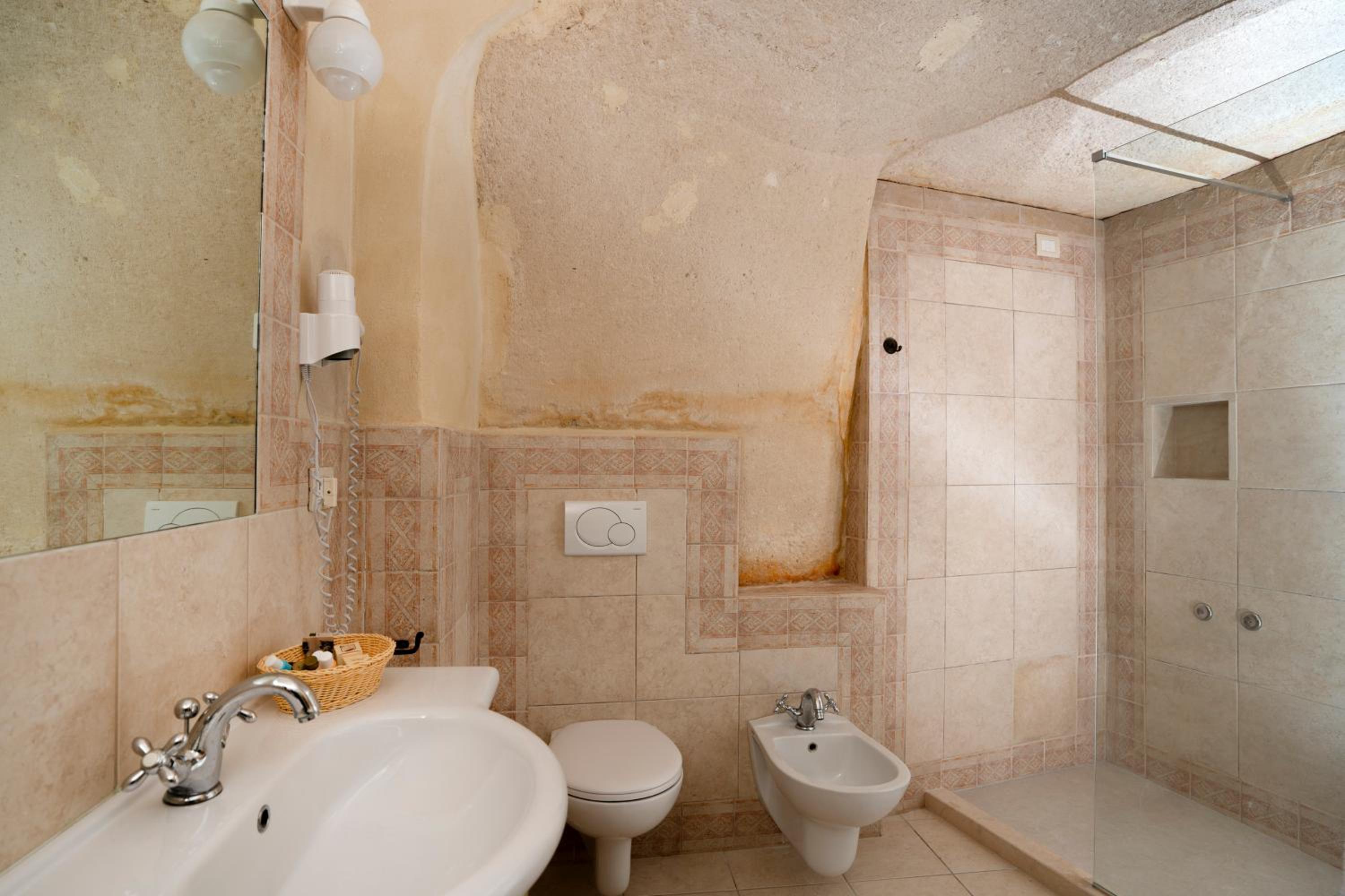 Standard Double or Twin Room with City View - Photo 17