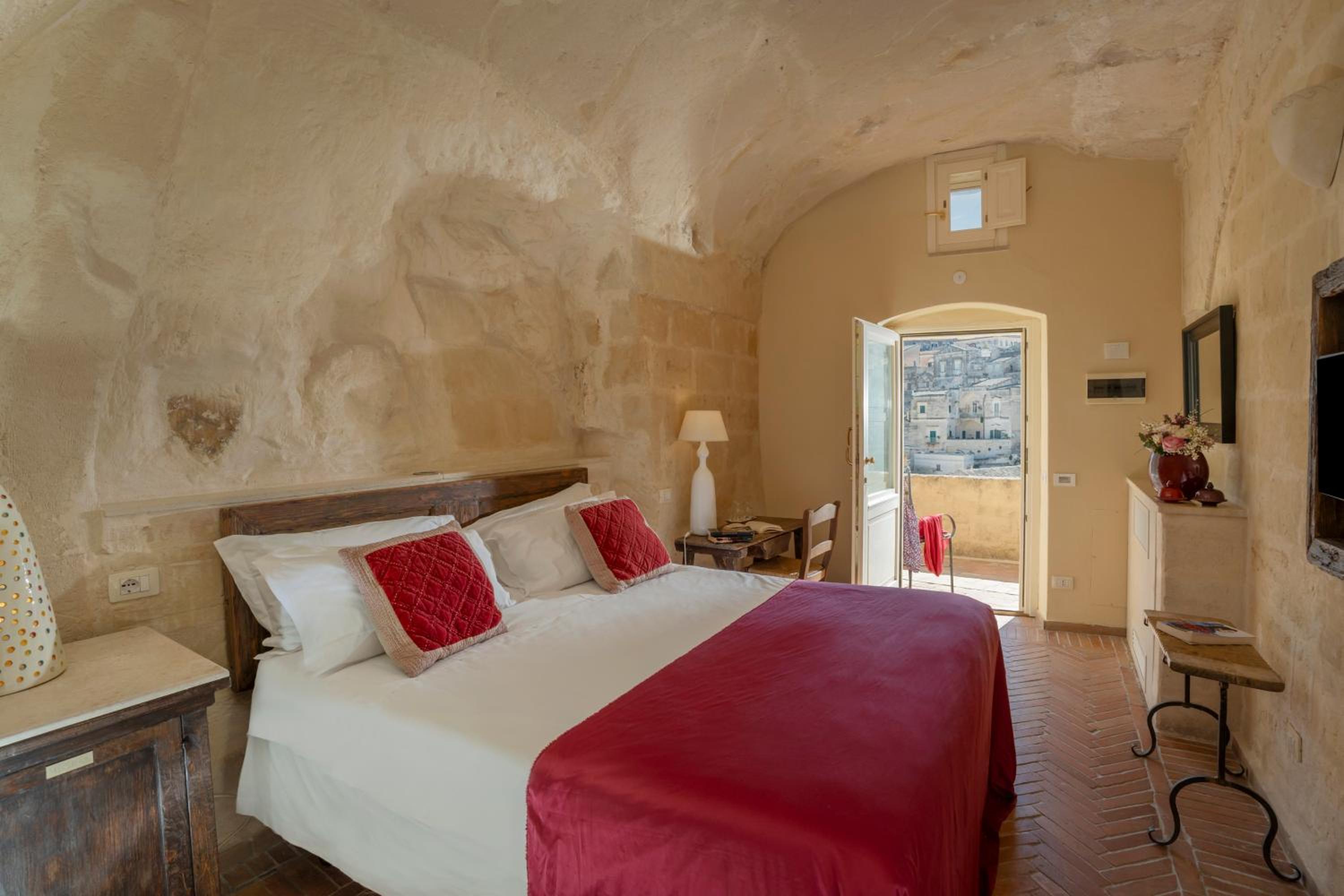 Standard Double or Twin Room with City View - Photo 3