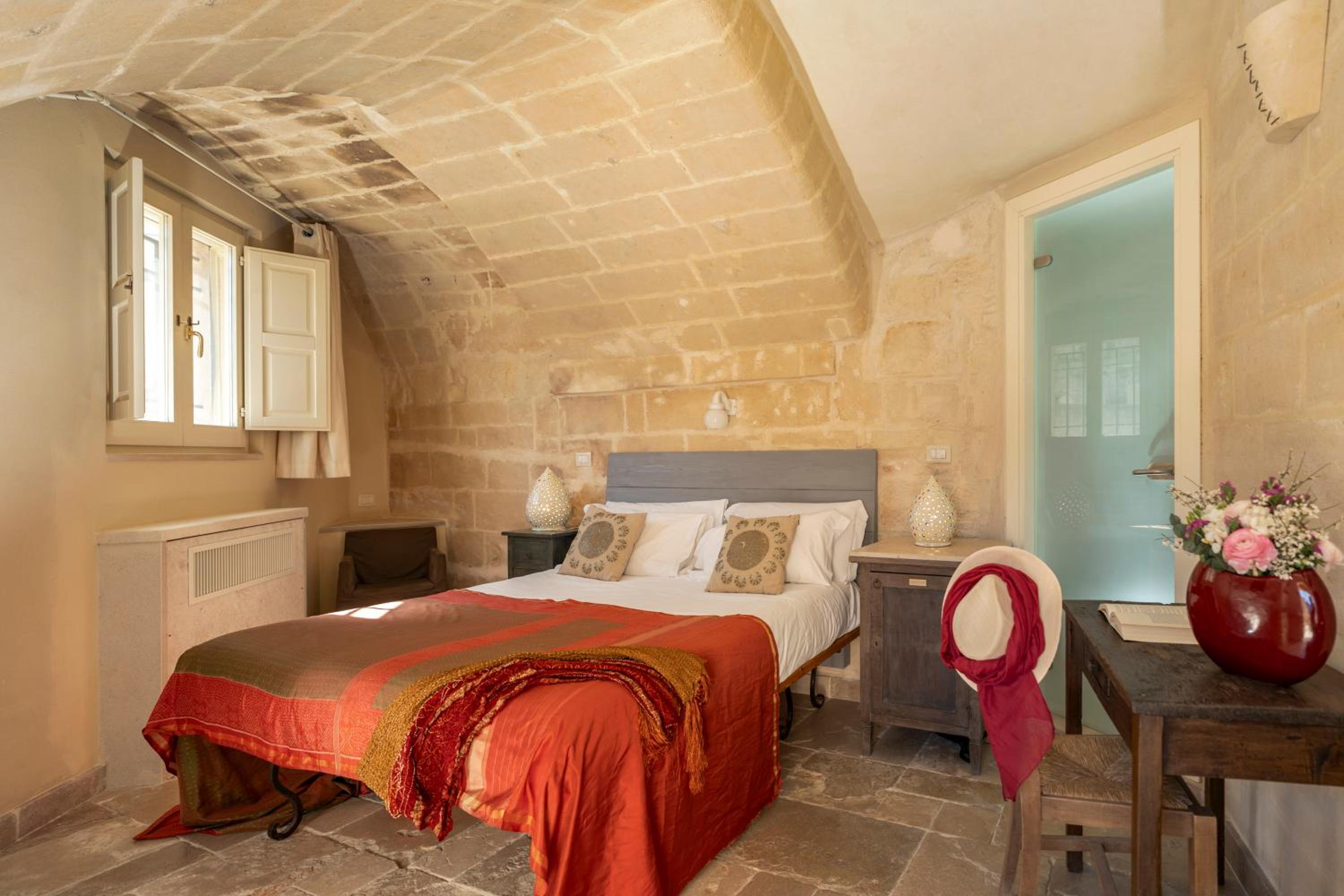 Standard Double or Twin Room with City View - Photo 16