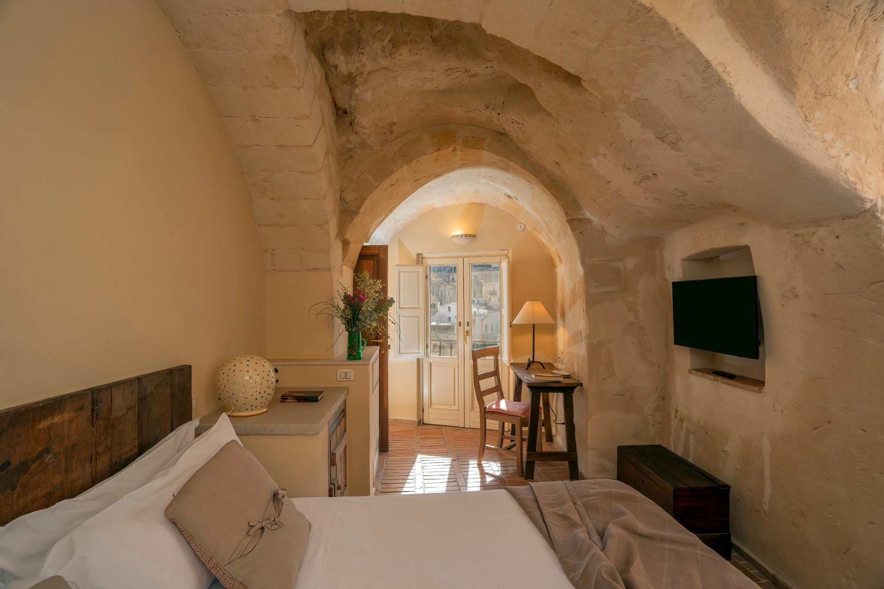 Standard Double or Twin Room with City View - Photo 8