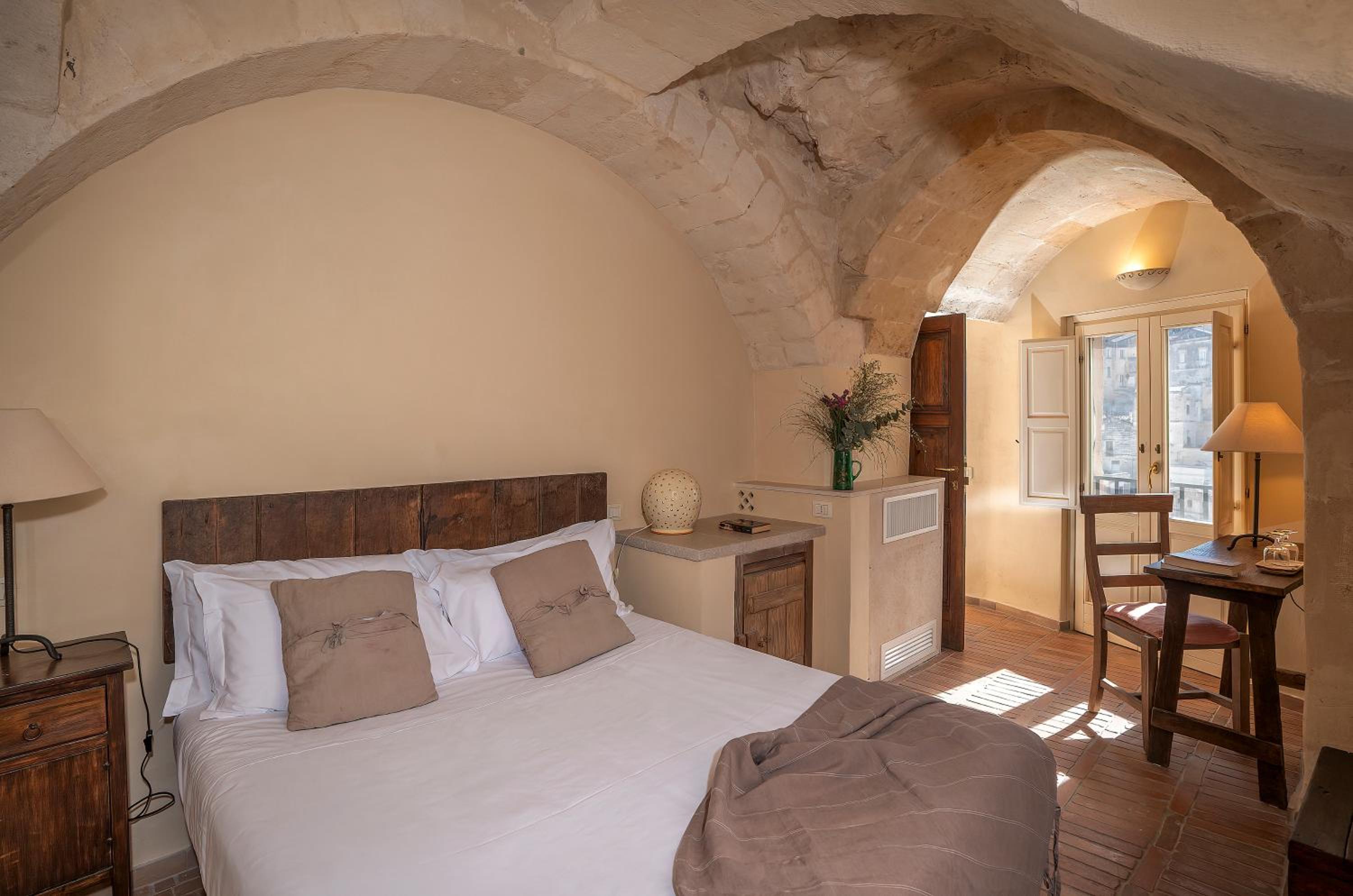 Standard Double or Twin Room with City View - Photo 7
