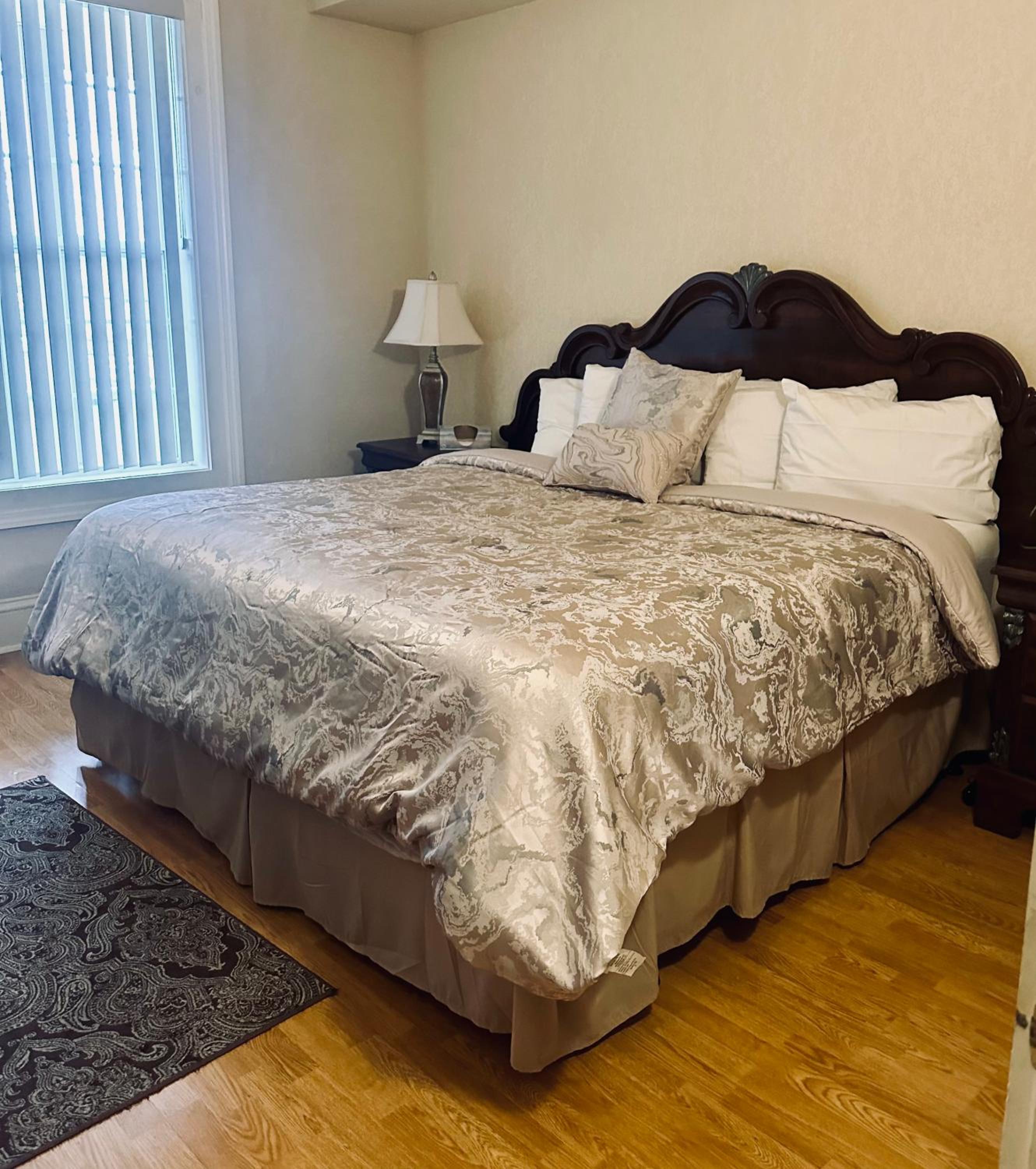Deluxe King Room - Photo 1