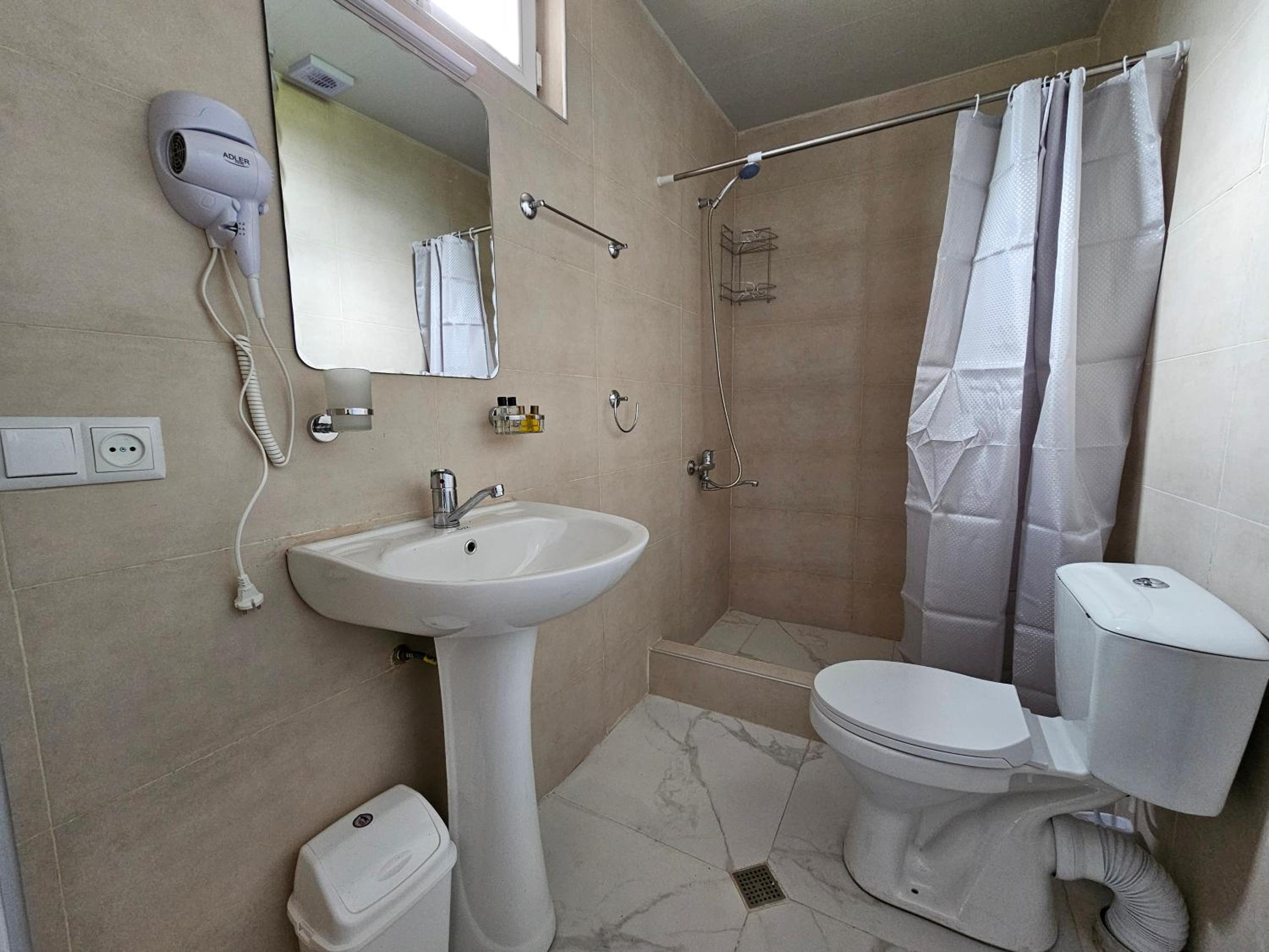 Double or Twin Room with Private Bathroom photo 2
