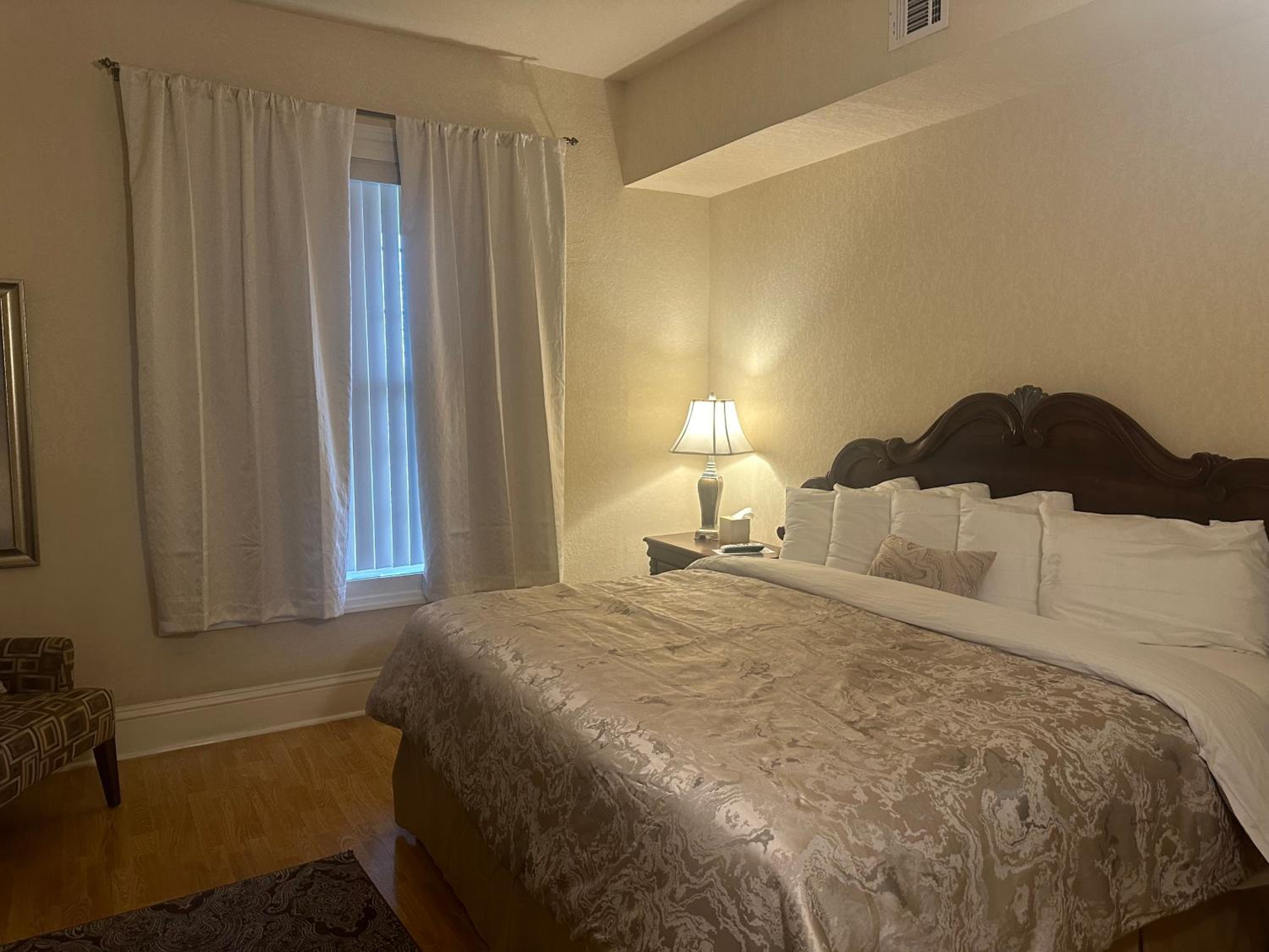Deluxe King Room - Photo 9