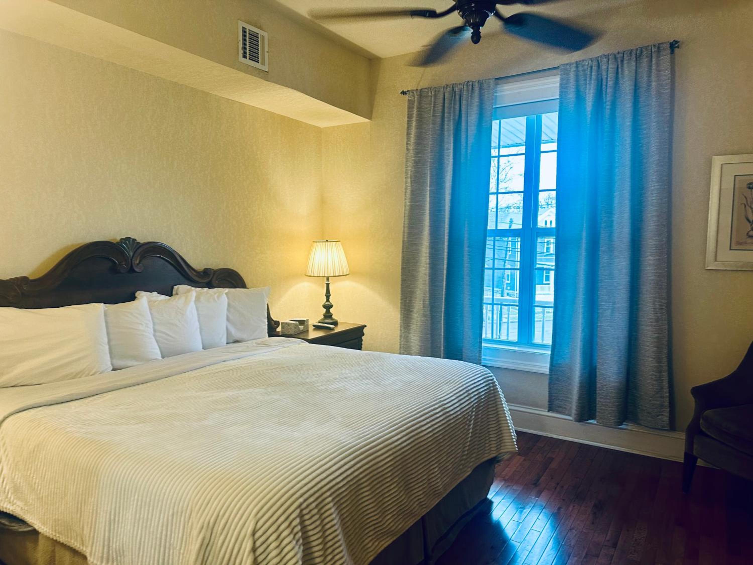 Deluxe King Room - Photo 10