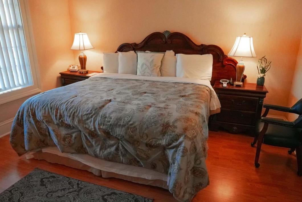 Deluxe King Room - Photo 11
