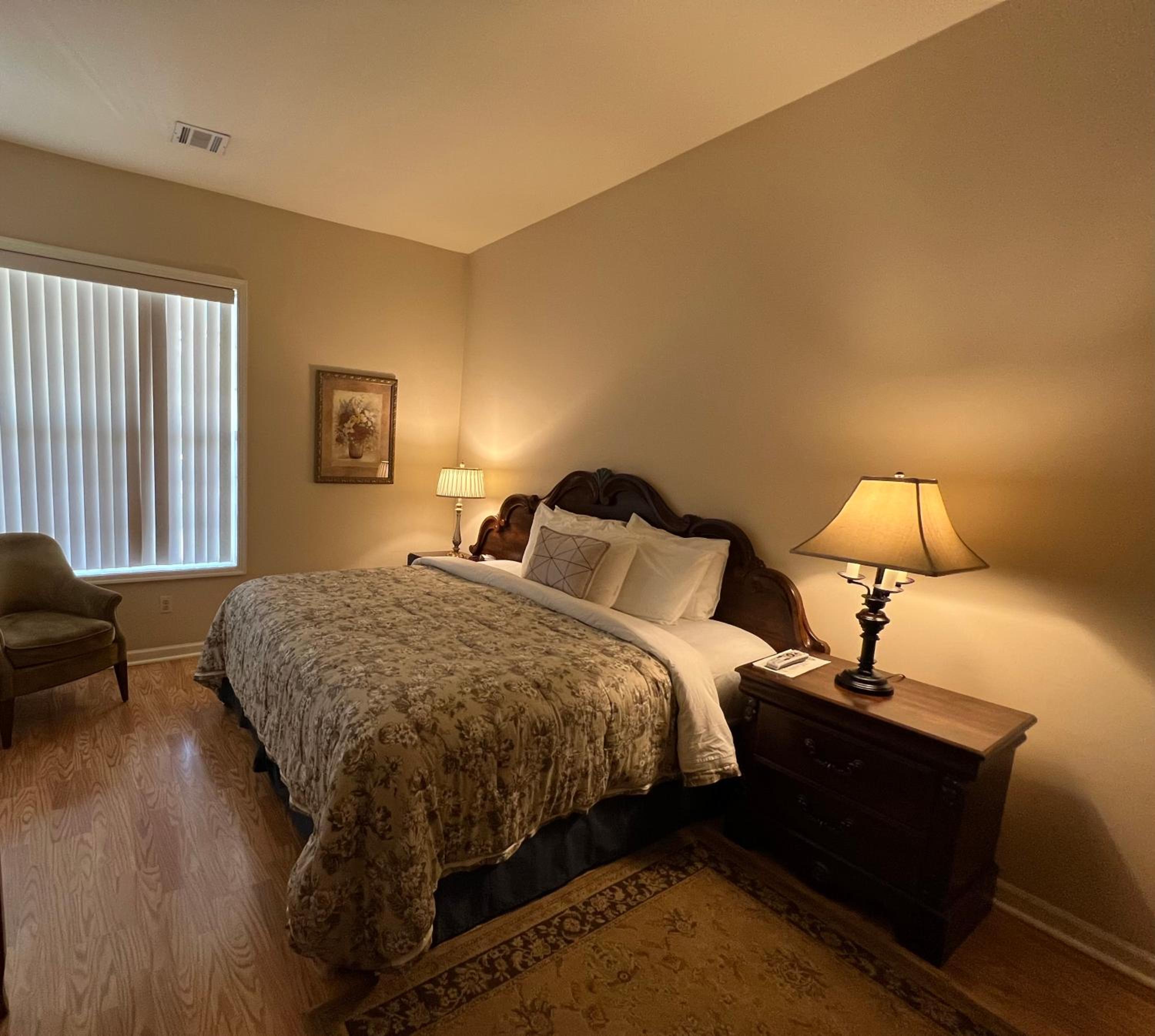 Deluxe King Room - Photo 13