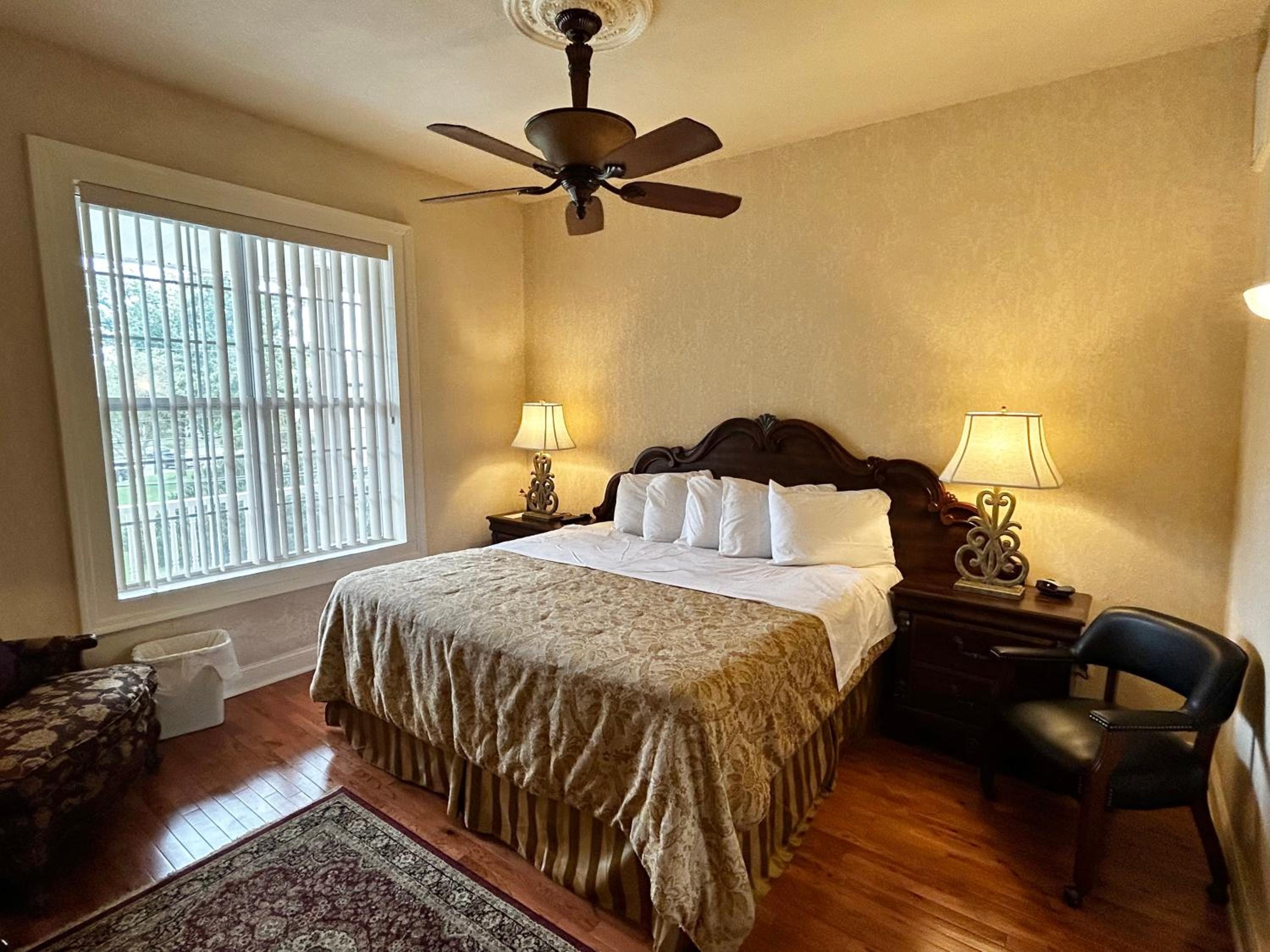 Deluxe King Room - Photo 16